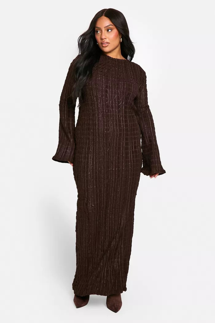PLUS TEXTURED FLARE SLEEVE MAXI DRESS | boohoo (US & Canada)