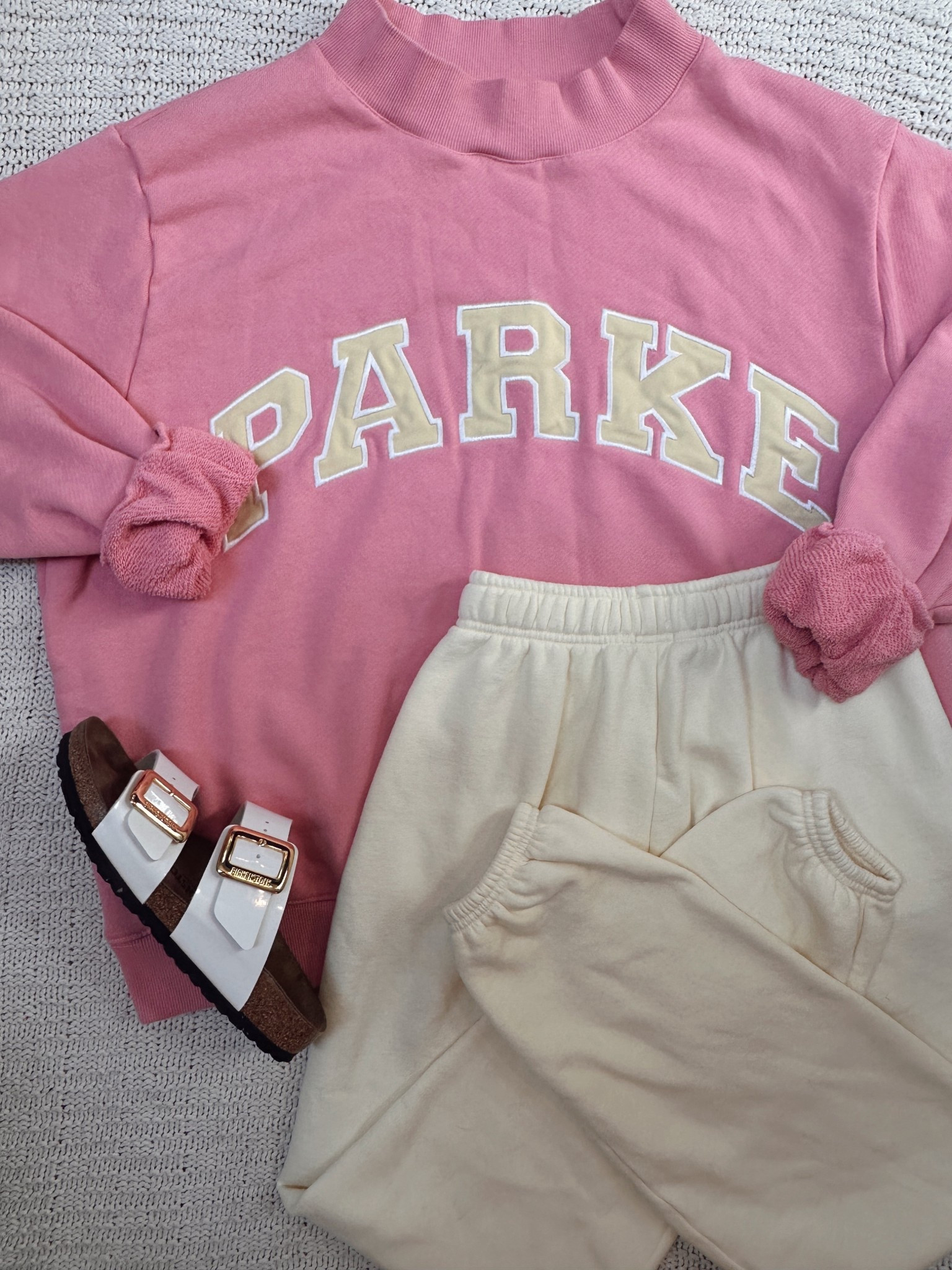 L/XL sweatshirt 🌸 XXS sweatpants!

#LTKStyleTip #LTKFindsUnder50 #LTKFindsUnder100