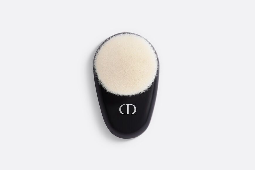 Backstage Face N°18 buildable coverage makeup brush | DIOR | Dior Beauty (US)