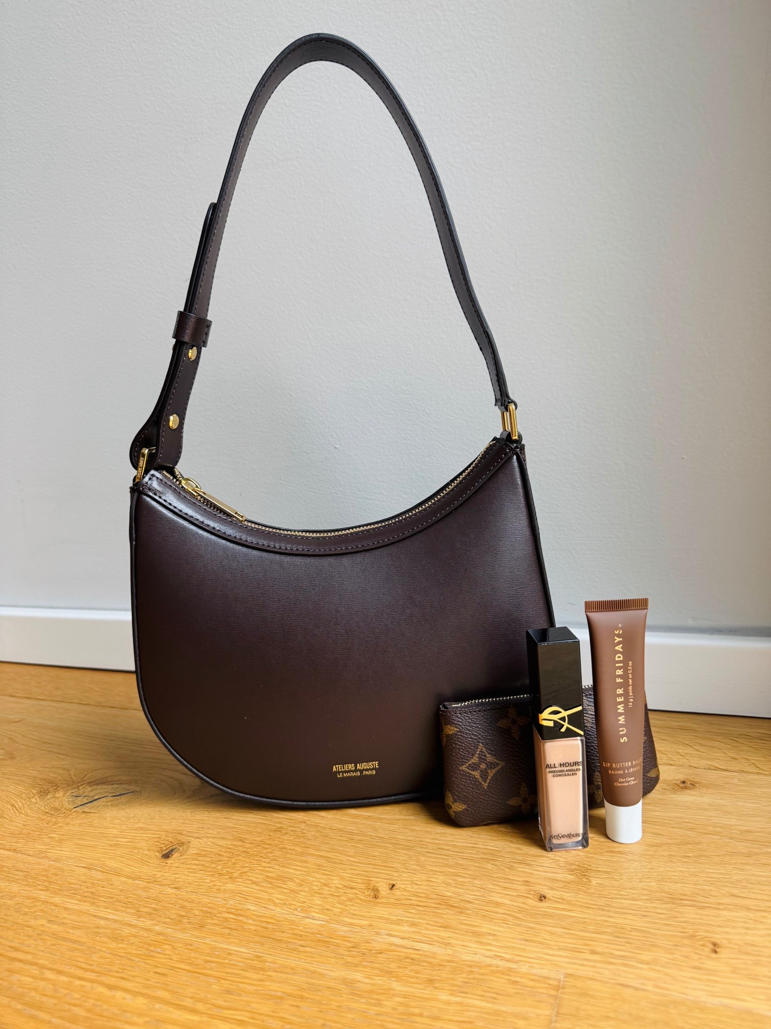 This beautiful chocolate brown shoulder bag from @ateliersauguste makes also a perfect gift!🤎🤎🤎

#LTKWorkwear #LTKSeasonal