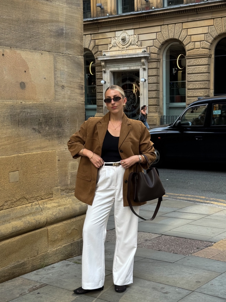 Suede blazer outfit 🍂🤎🧸👏🏻 

Suede blazer, white trousers, black vest, mesh ballet flats, autumn outfits 

#LTKstyletip #LTKautumn #FashionMonth