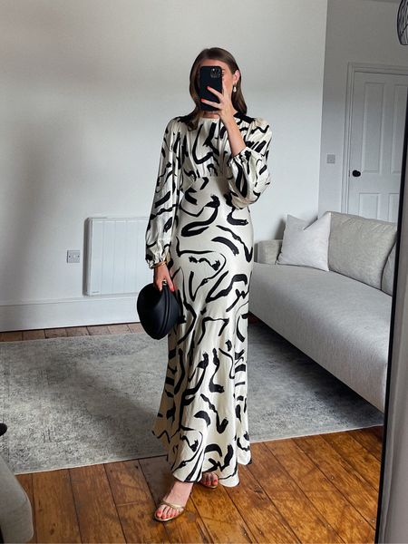 Summer occasion-wear/wedding guest 
Wearing a size 8 in the Topshop via ASOS black and white printed dress 
Black Songmont bag can’t link on here so have linked similar 