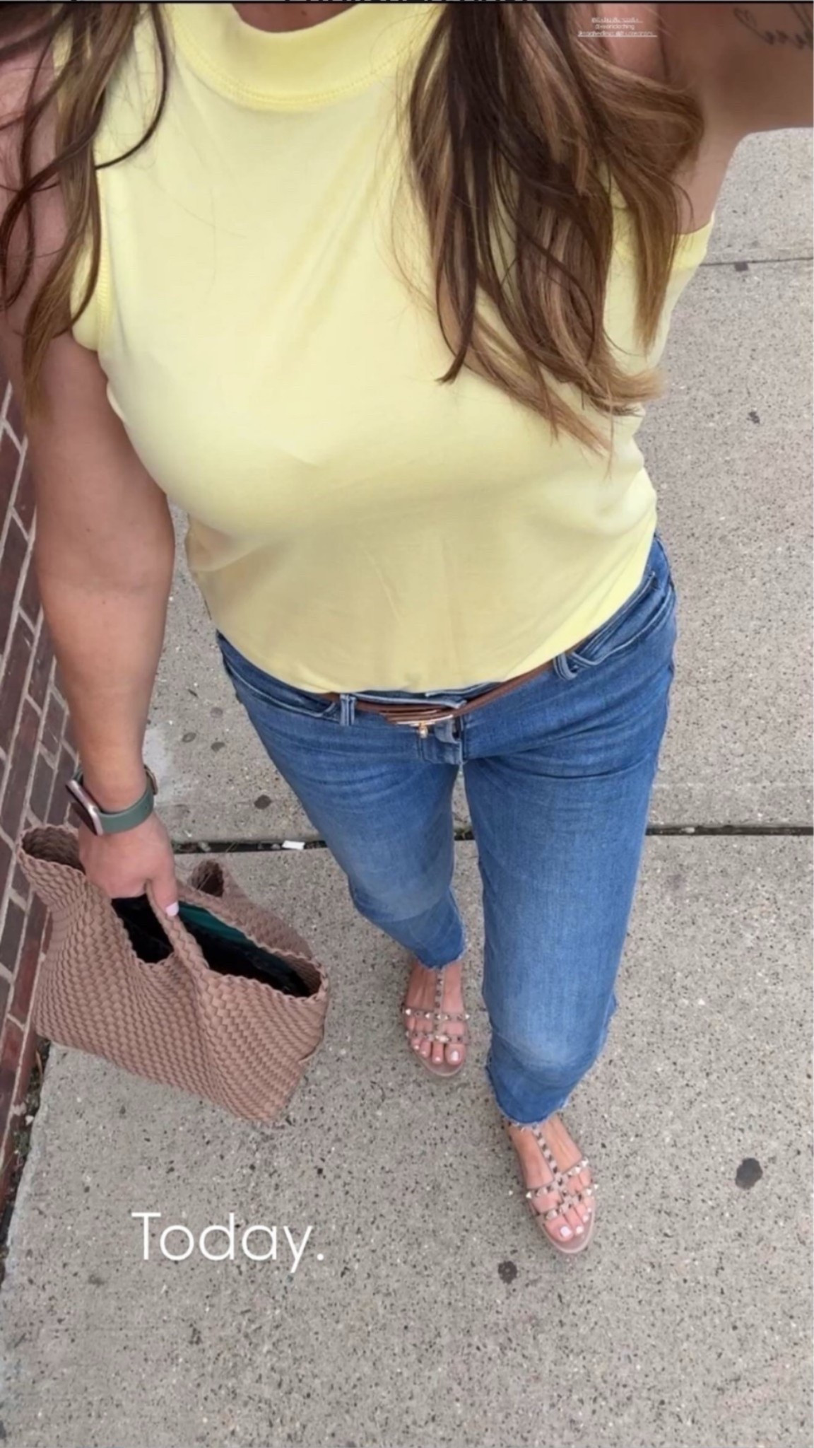 Easy Summer Outfit You’ll Wear on Repeat 🌼
This buttery yellow sleeveless top is my new go-to for warm days—lightweight, flattering, and pairs perfectly with classic high-rise jeans and studded nude sandals. I added a textured tote for errands and it transitions effortlessly to casual lunch or weekend plans.

✨ Shop the full look below or follow me for more everyday outfit inspiration for busy moms.

Outfit Details:
	•	Yellow sleeveless mock neck top
	•	High-rise straight leg jeans
	•	Nude studded flat sandals
	•	Woven taupe tote bag
	•	Casual summer mom outfit

•	Summer outfit idea
	•	butter Yellow top outfit
	•	Casual mom style
	•	Everyday summer fashion
	•	Jeans and sandals outfit
	•	Lightweight summer top
	•	Chic errands outfit
	•	raffia tote bag


#LTKStyleTip #LTKSeasonal #LTKFindsUnder100