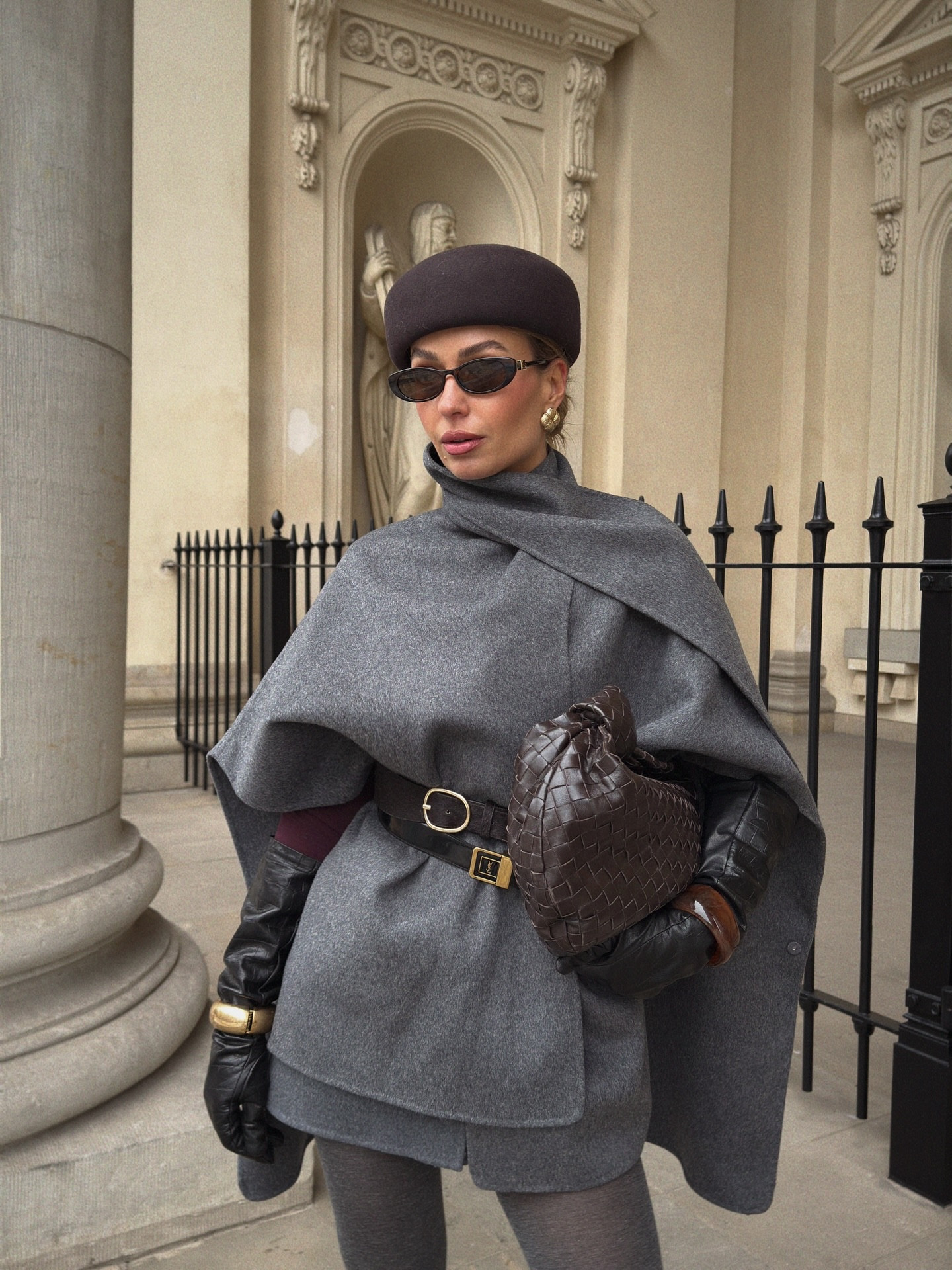 Cape Moment🤍Cape=sofort eleganter Look? Was meint ihr?🫶 Comment SHOP to receive outfit links to your DM🔗
.
.
#classyoutfit #streetstyleparis #elegantlook #timelessstyle