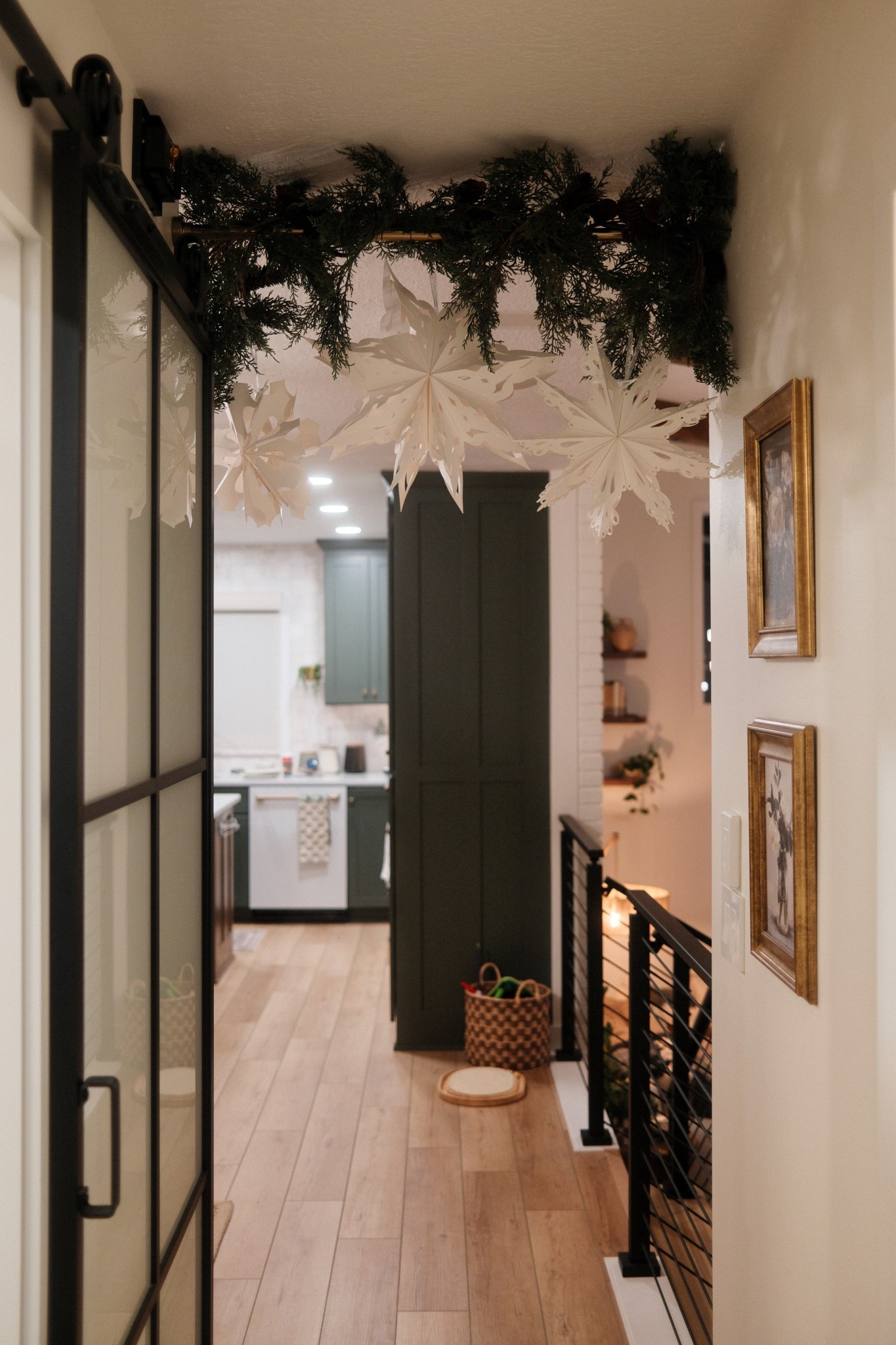 Viral tension rod garland hack 🎄❄️ 

#LTKHome #LTKHoliday #LTKSeasonal