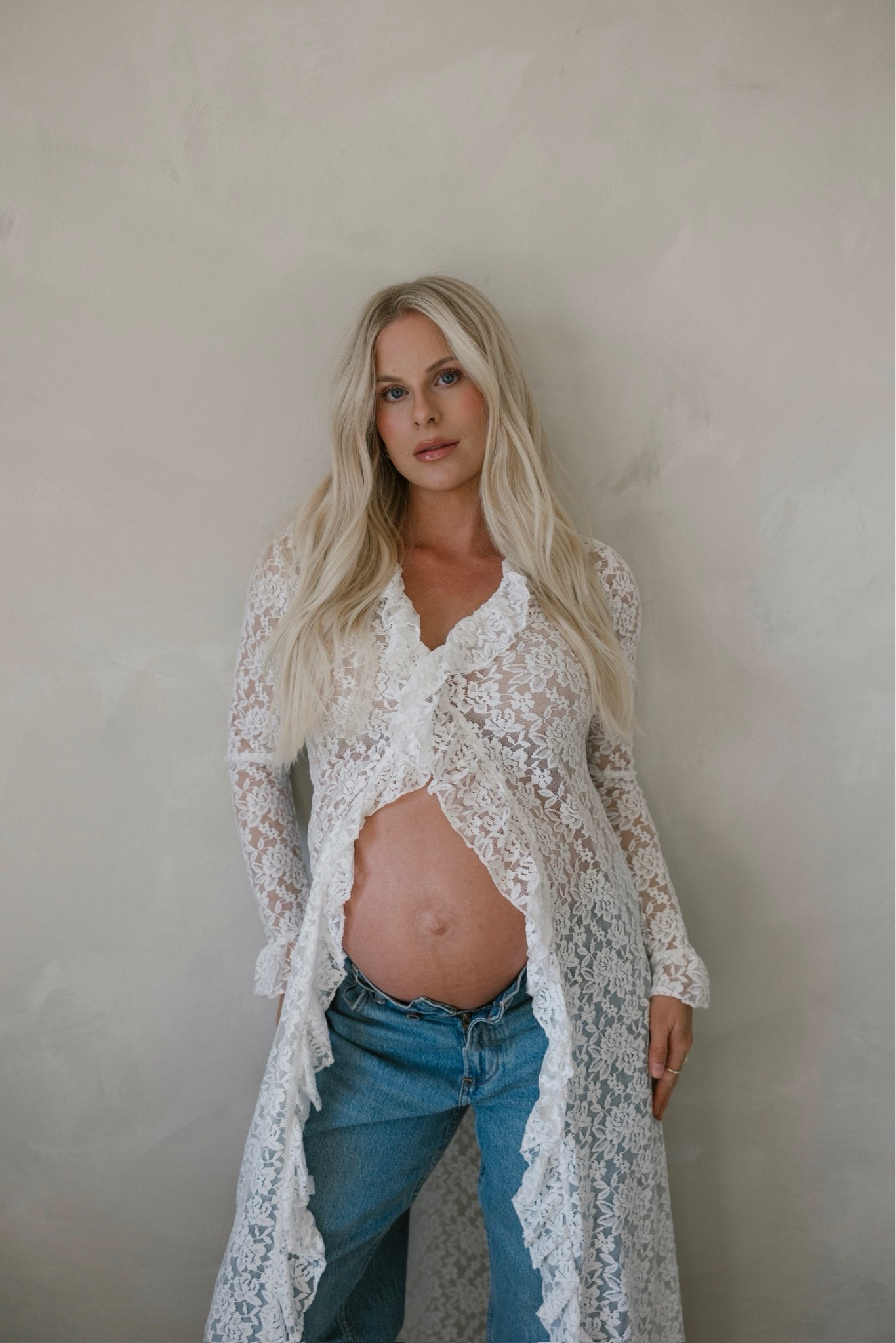 SIZE: large in top, 30 in jeans (sized up for pregnancy), code “KPGS20!” for discount on pointer finger ring. #kathleenpost

Maternity shoot outfit, neutral look, bump friendly, maternity look