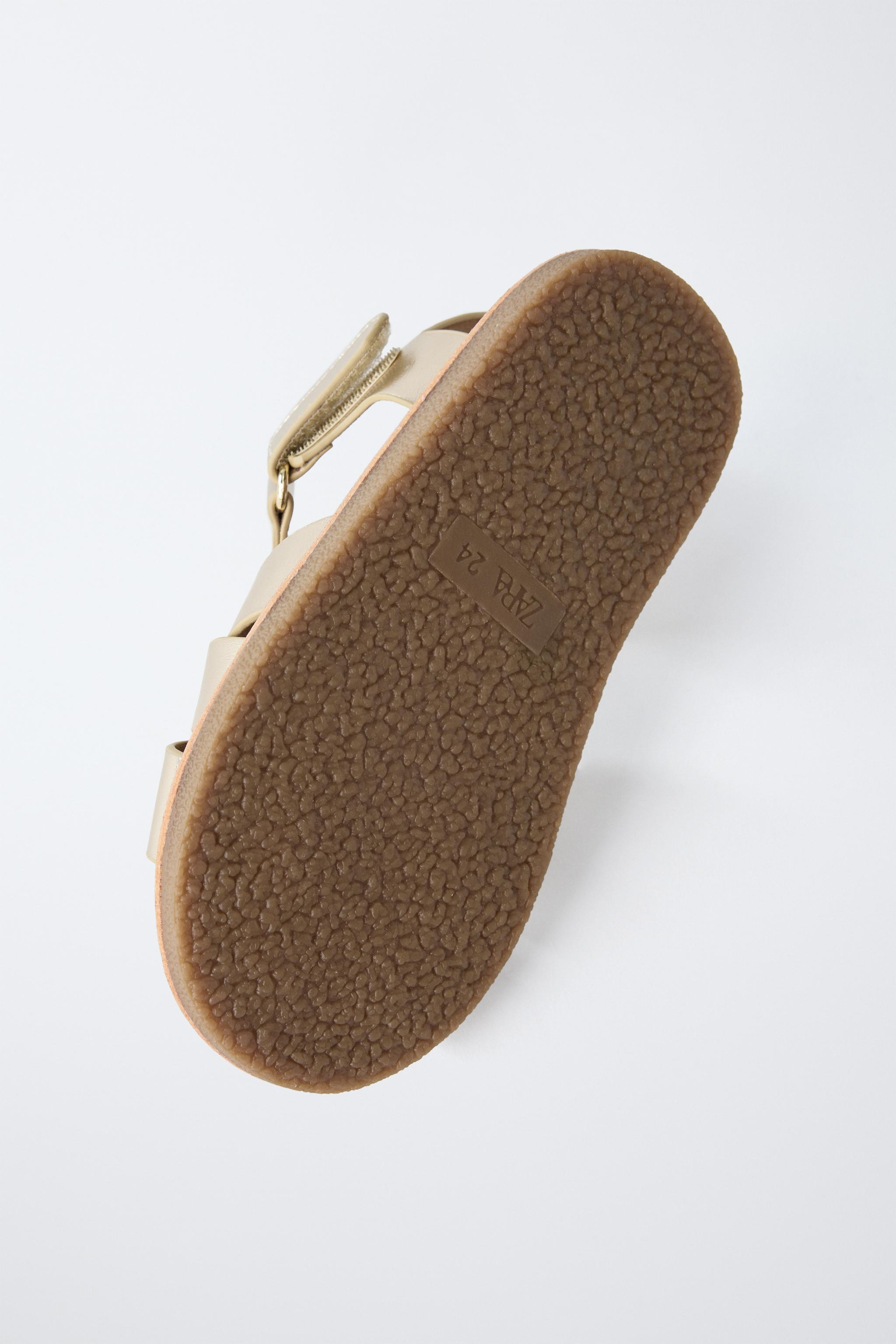 METALLIC SANDALS27.99 GBPGold | 6617/530/091Put it in your basketAddMetallic sandals with crossov... | Zara UK