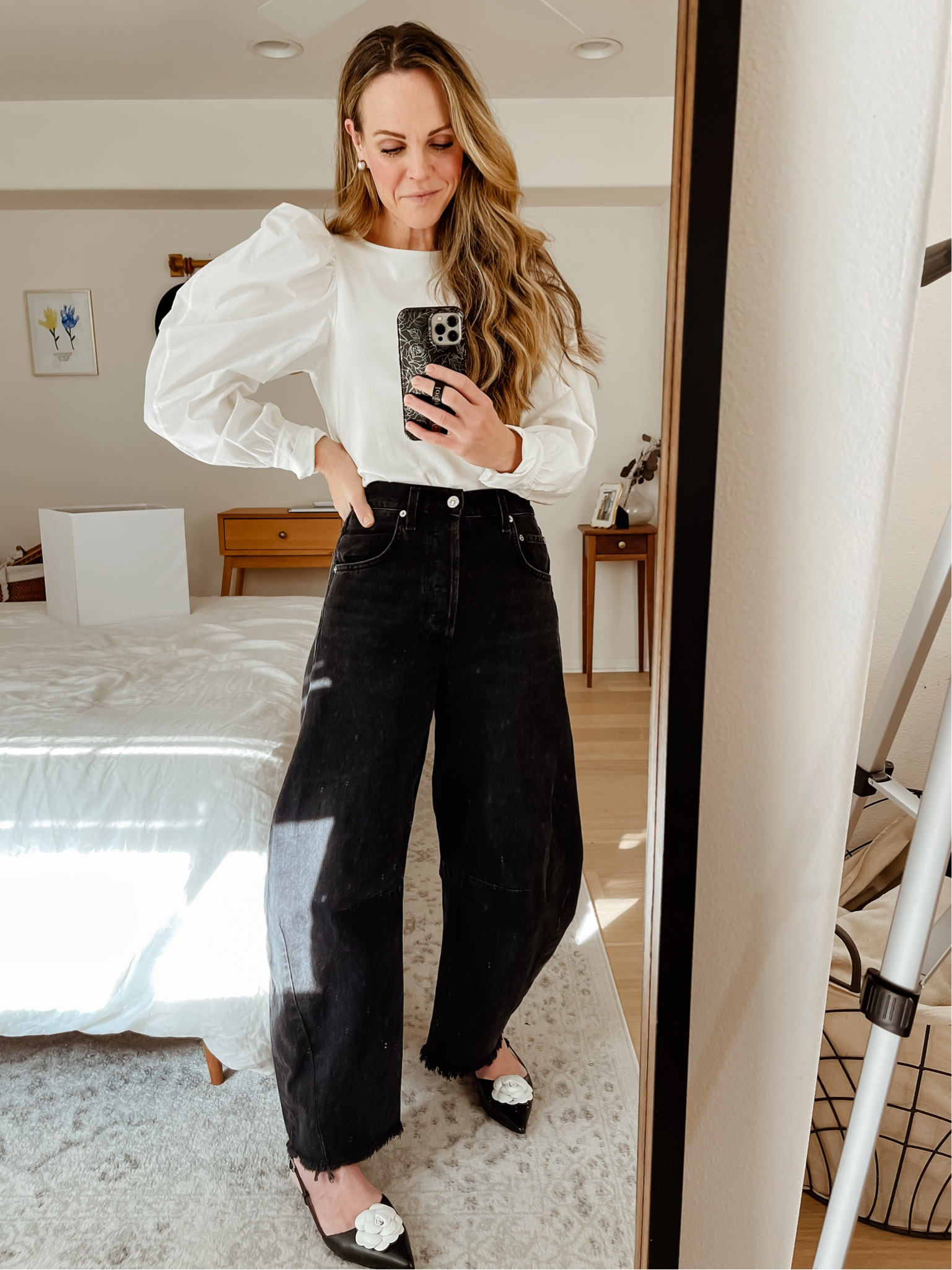 🖤🤍

Top is old @cos 
Jeans —run big, wearing a 24
Flats —run TTS

#LTKSeasonal #LTKshoecrush