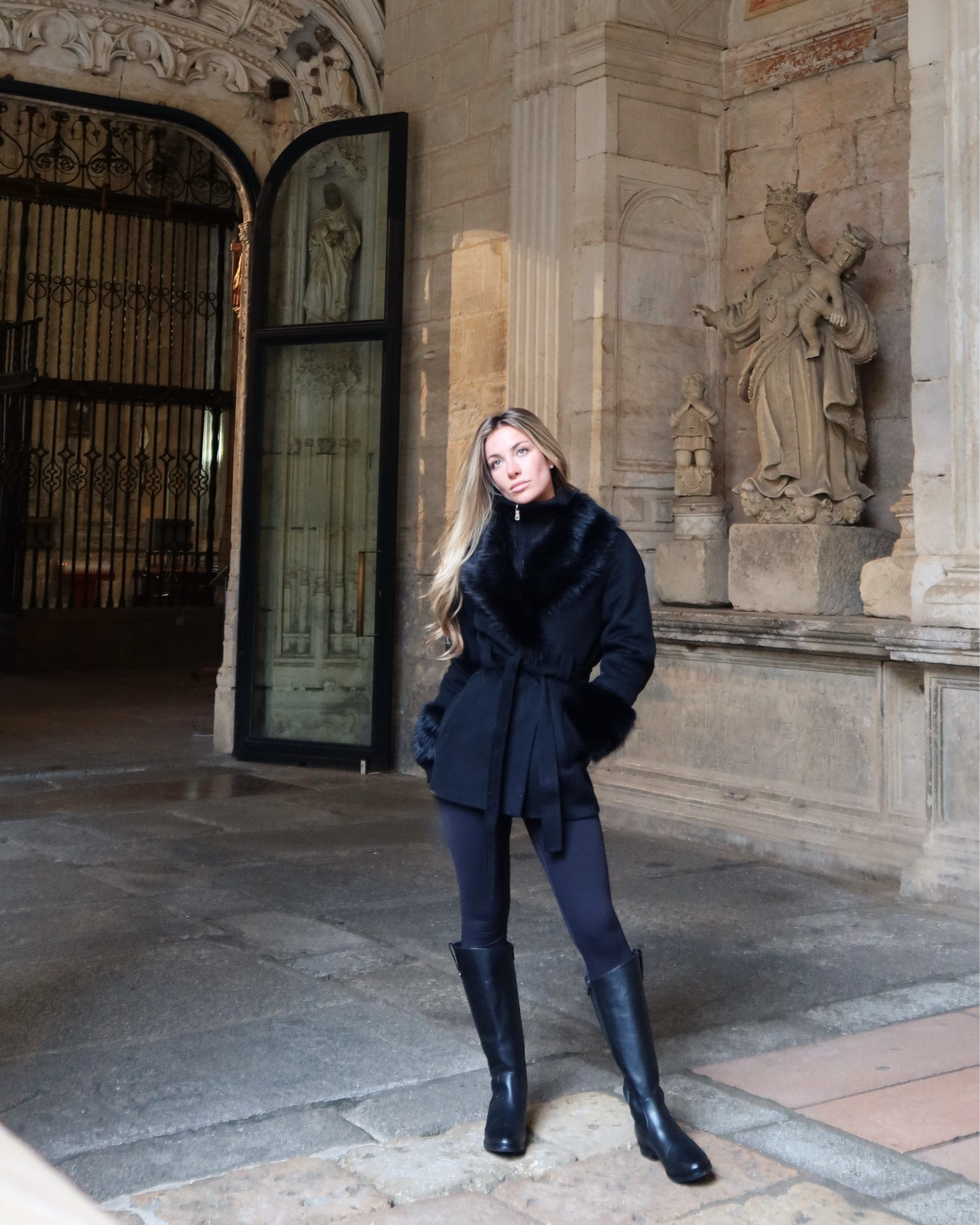 The perfect all black fit for winter 🖤

🔎 crown black boot by Thursdayboots.com