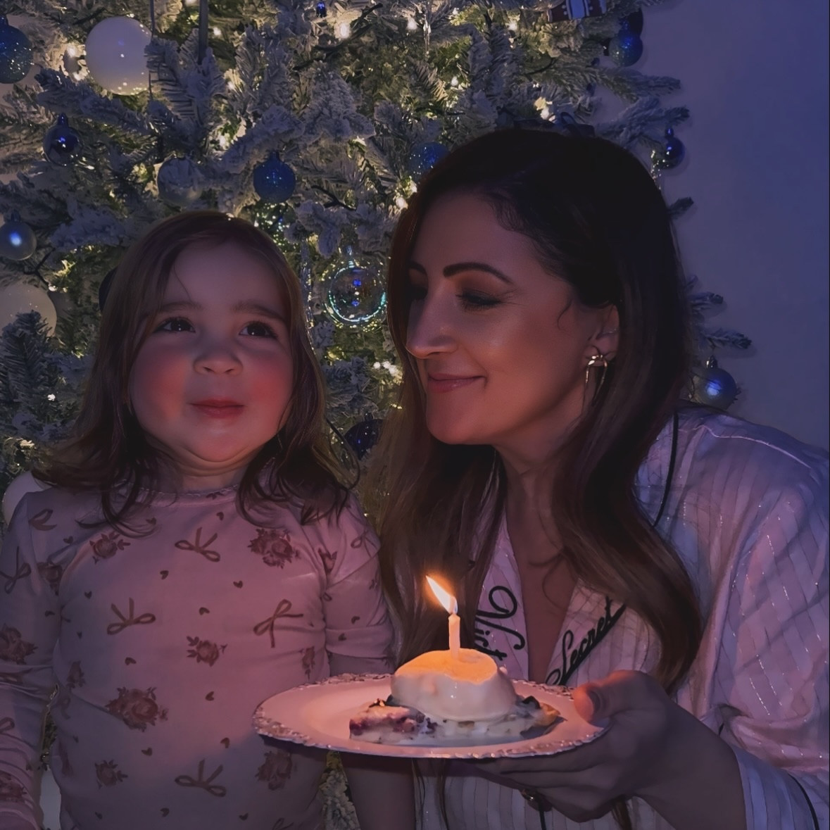 Midnight birthday celebration because that’s what busy moms do 🎂😂
Late-night dessert, zero party planning, and Emma fully convinced it was her birthday—she blew out the candles about 12 times. Honestly, best kind of chaos and the perfect way to celebrate 🤍