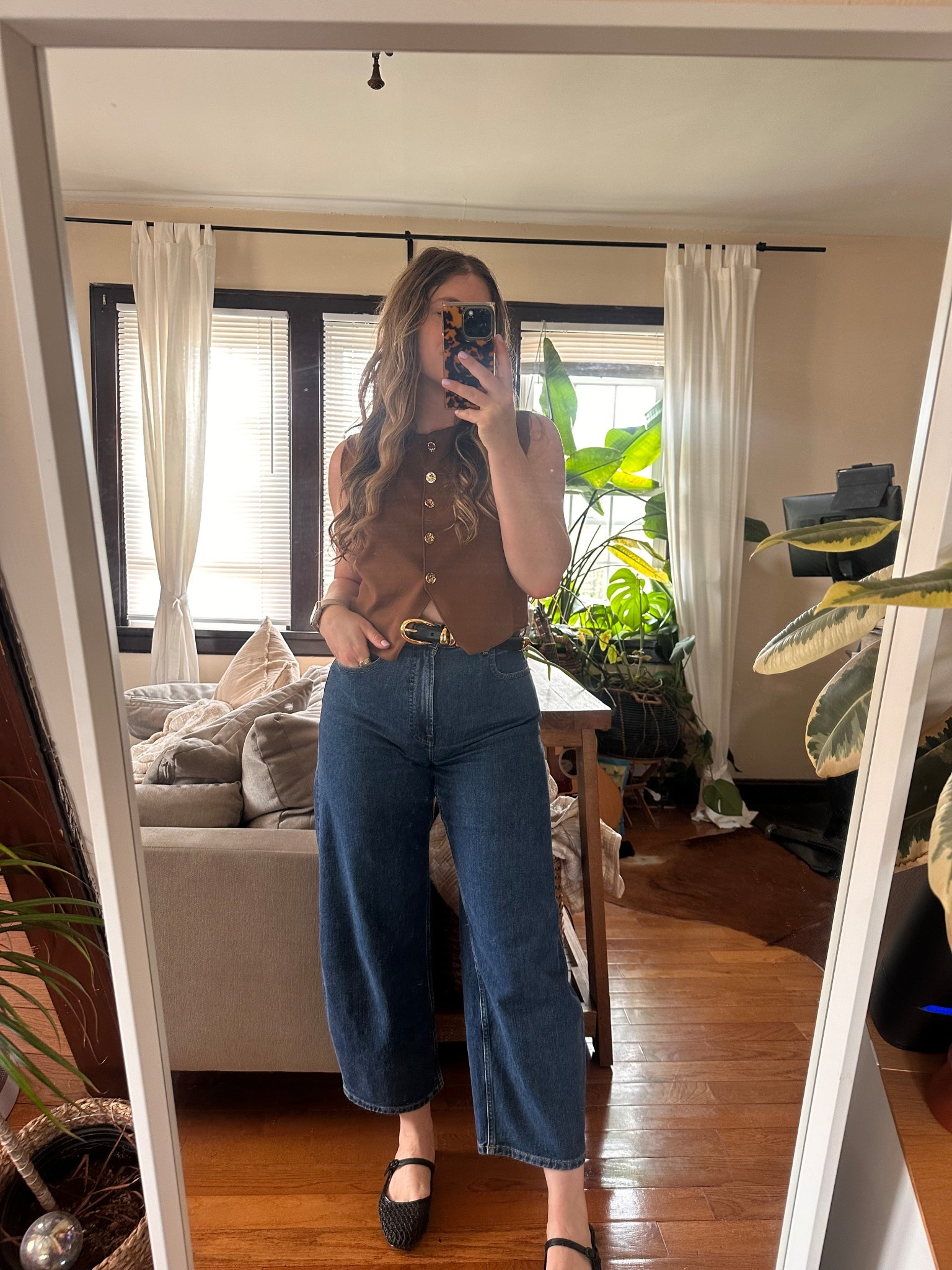 72 and sunny ☀️ 
#springoutfit #barreljeans #maryjaneslides 