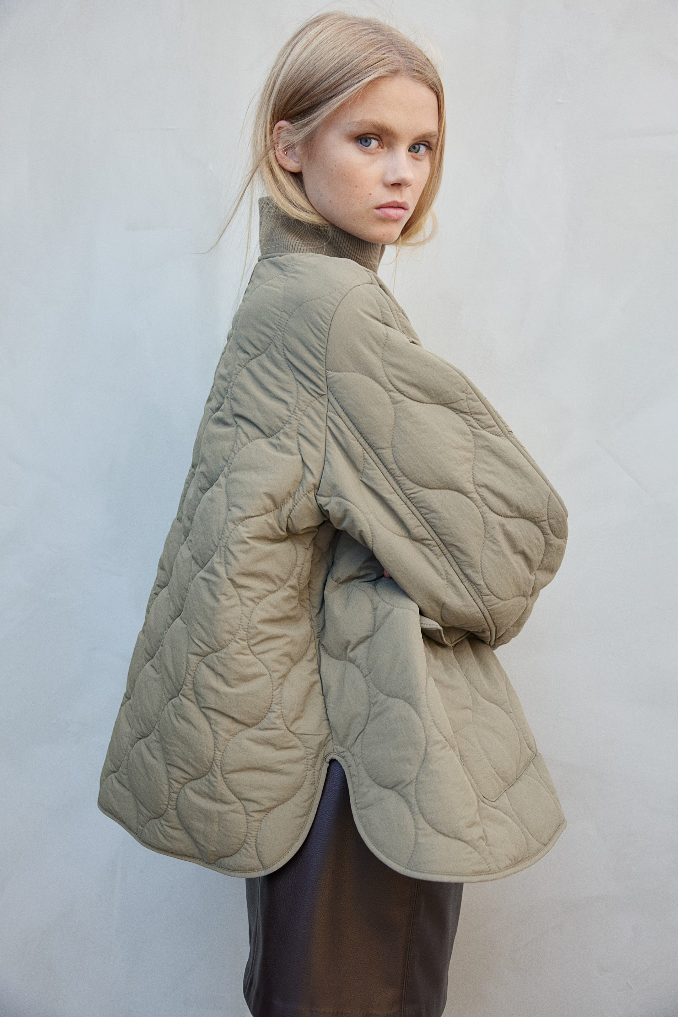 Oversized quilted jacket - Khaki green - Ladies | H&M GB | H&M (UK, MY, IN, SG, PH, TW, HK)