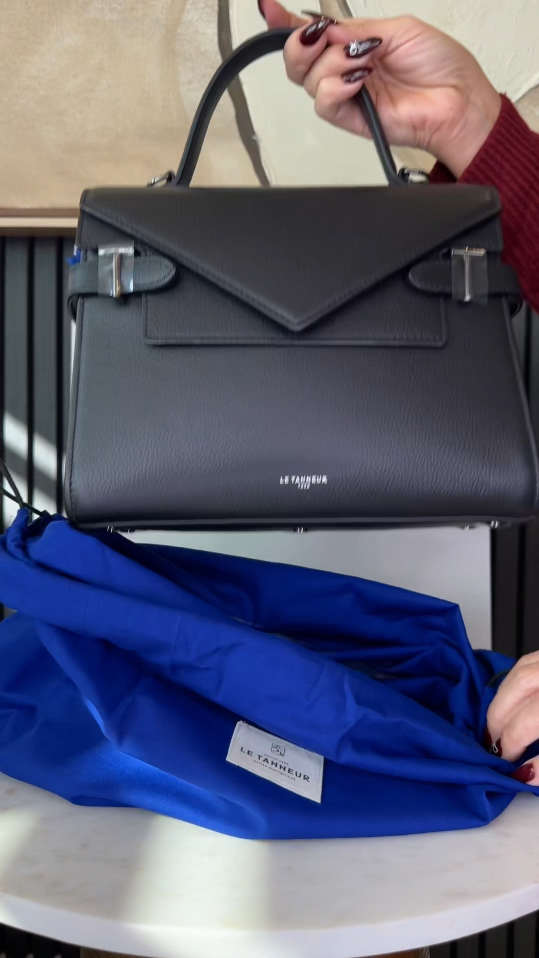 Just got my hands on the most stunning bag from Le Tanneur 🖤✨

It’s simple, classic, and timeless— I can’t wait to style it!

#LeTanneur #Unboxing #TimelessStyle #ClassicChic #PetiteFashion #StyleInspo #affiliate #quietluxury 