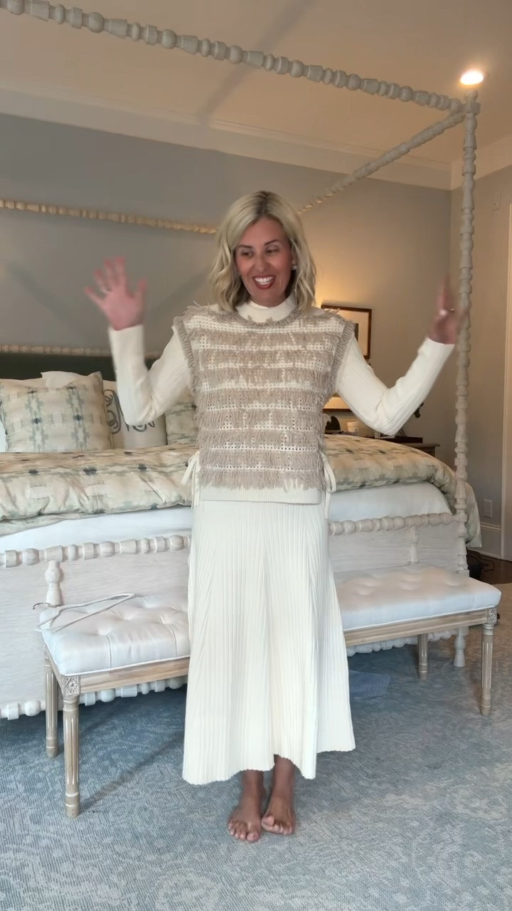 Love a sweater dress that we can style so many ways!
Dress - small
Top - xs
Sneakers  - 8 tts

*code CATHERINE15 at Marie Oliver