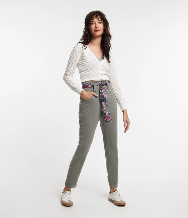 Calça Mom em Sarja com Cinto Lenço Verde | Renner (BR)