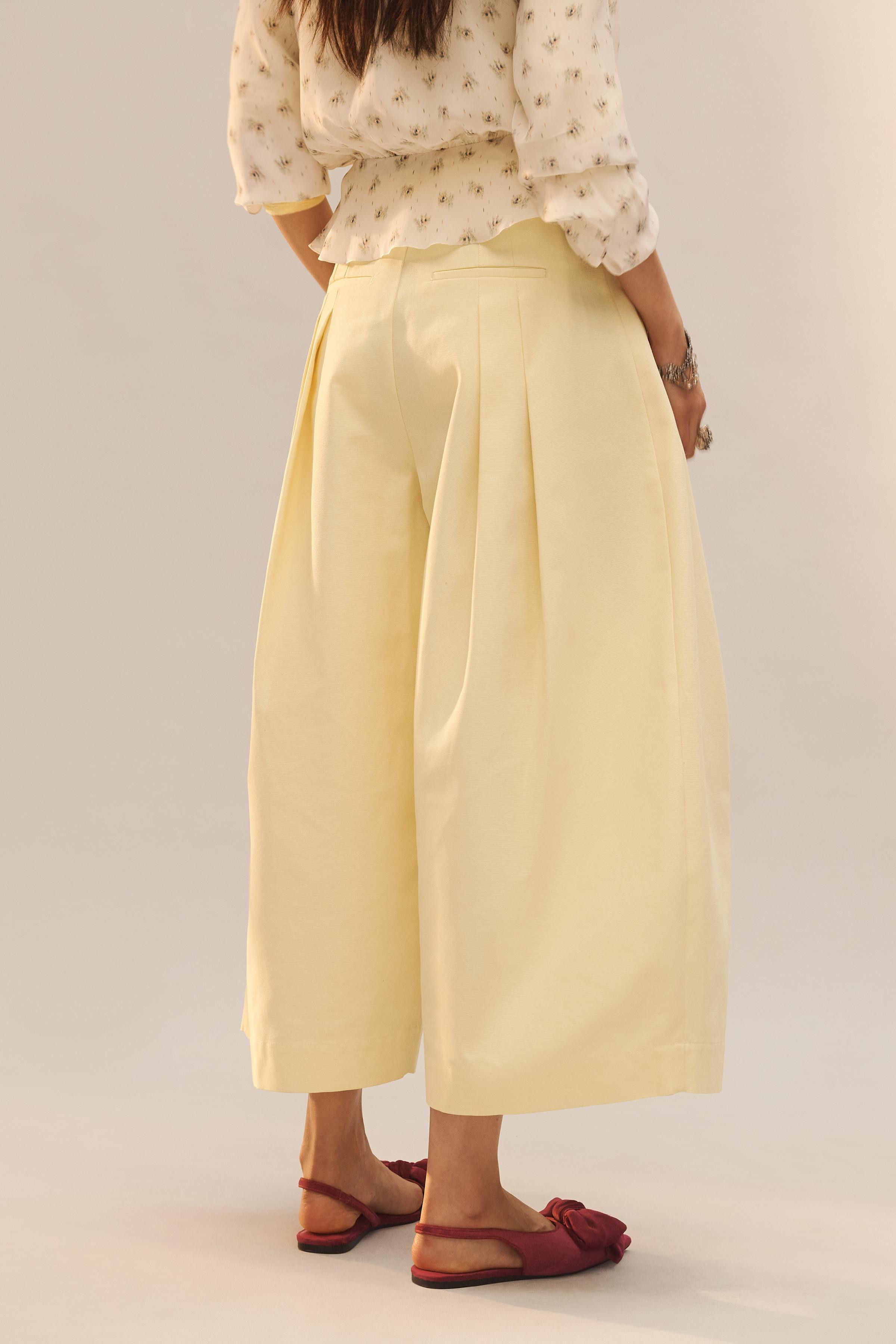 Mid-rise pants with main fabric made of cotton yarn. Side pockets and back welt pockets. Front pl... | Zara US