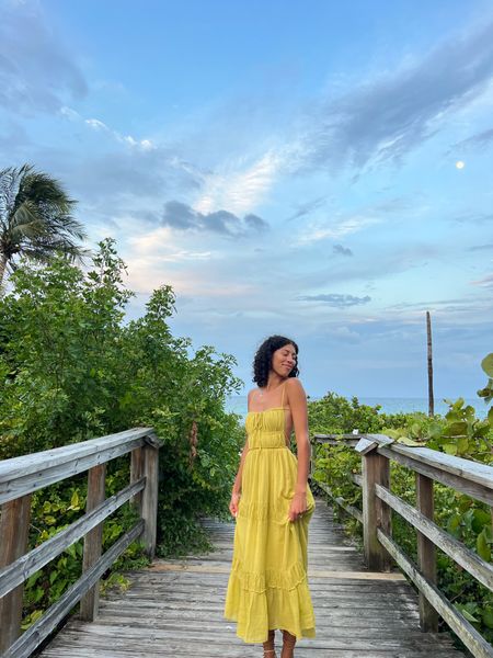 feeling free 🧚🏽🌙✨ @freepeople

Flowy green maxi dress 
Wrap around sandals 
Seashell natural anklet 
