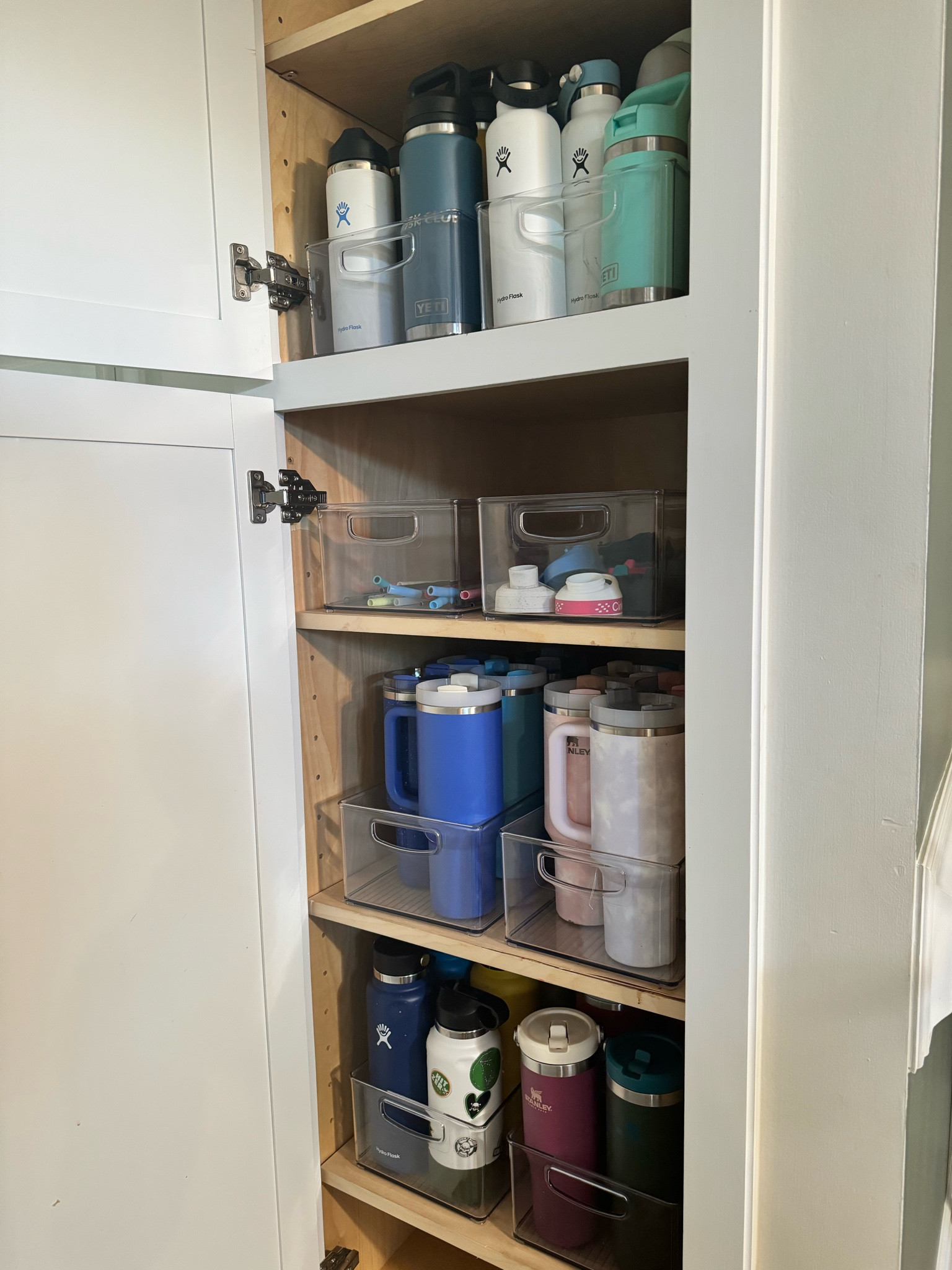 I love this solution for storing water bottles in a deep cabinet!👌🏼😍 You can easily see and access all your items!