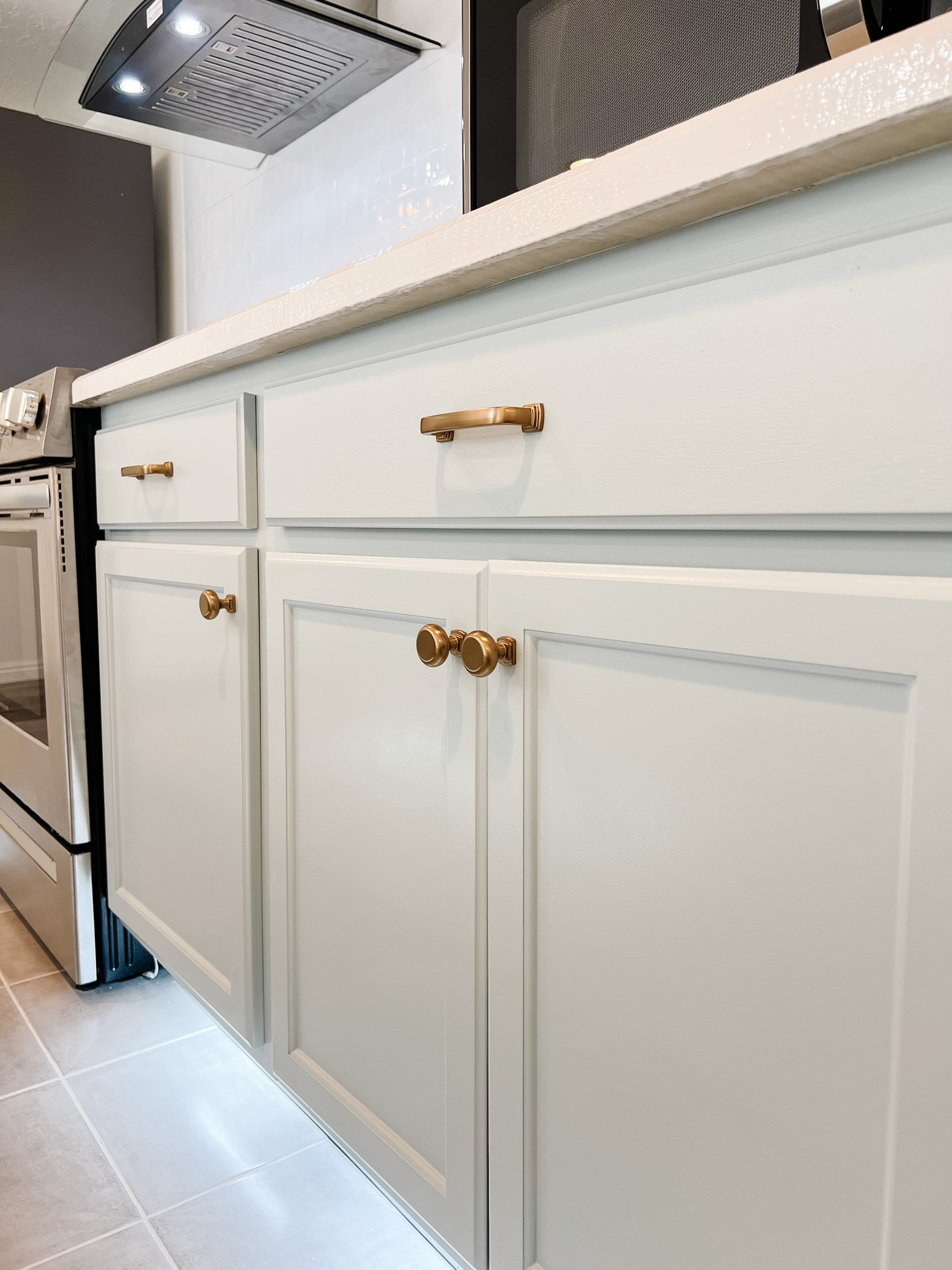 Beautiful Hold Hardware on Blue Cabinetry

#LTKhome #LTKstyletip