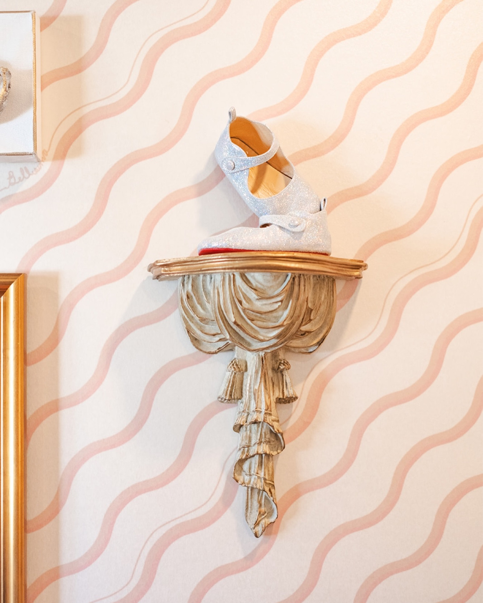 When your aunt buys you your first pair of Louboutins, they need a special place in your room 🩰

Thank you for the fabulous shoes Aunt @christinafreise ❤️

Photography by @lifeinthemagichour 

#grandmillennial #poodleandblonde #maximalism #maximalistinteriors #maximalist #grandmillennialnursery #nurseryinspo #nurseryinteriors #maximalistnursery