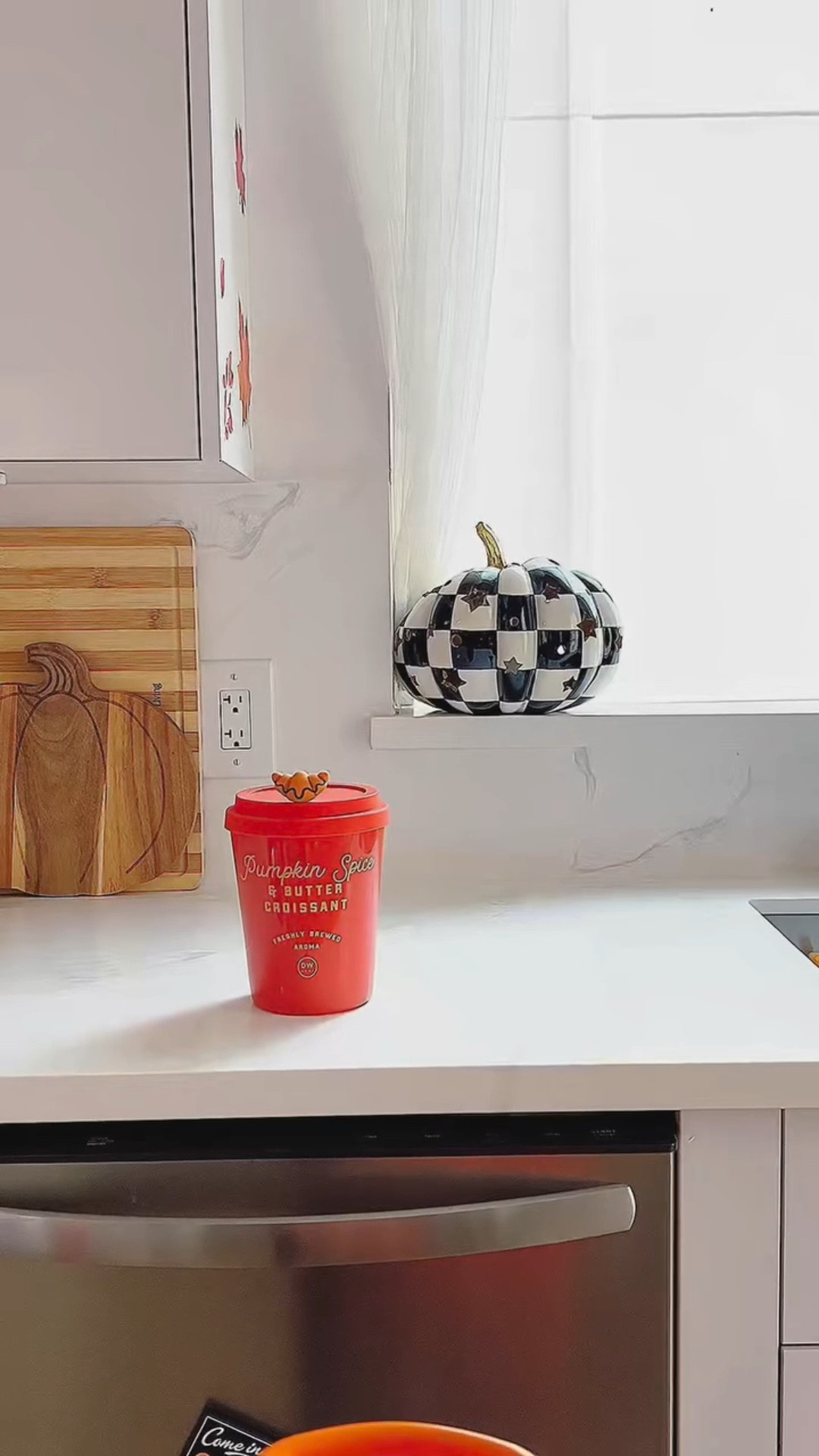 Sunrise. 🍁

#fyp #kitchen #fall #autumn #spookyseason #fallkitchen #fallkitchendecor #sunrise