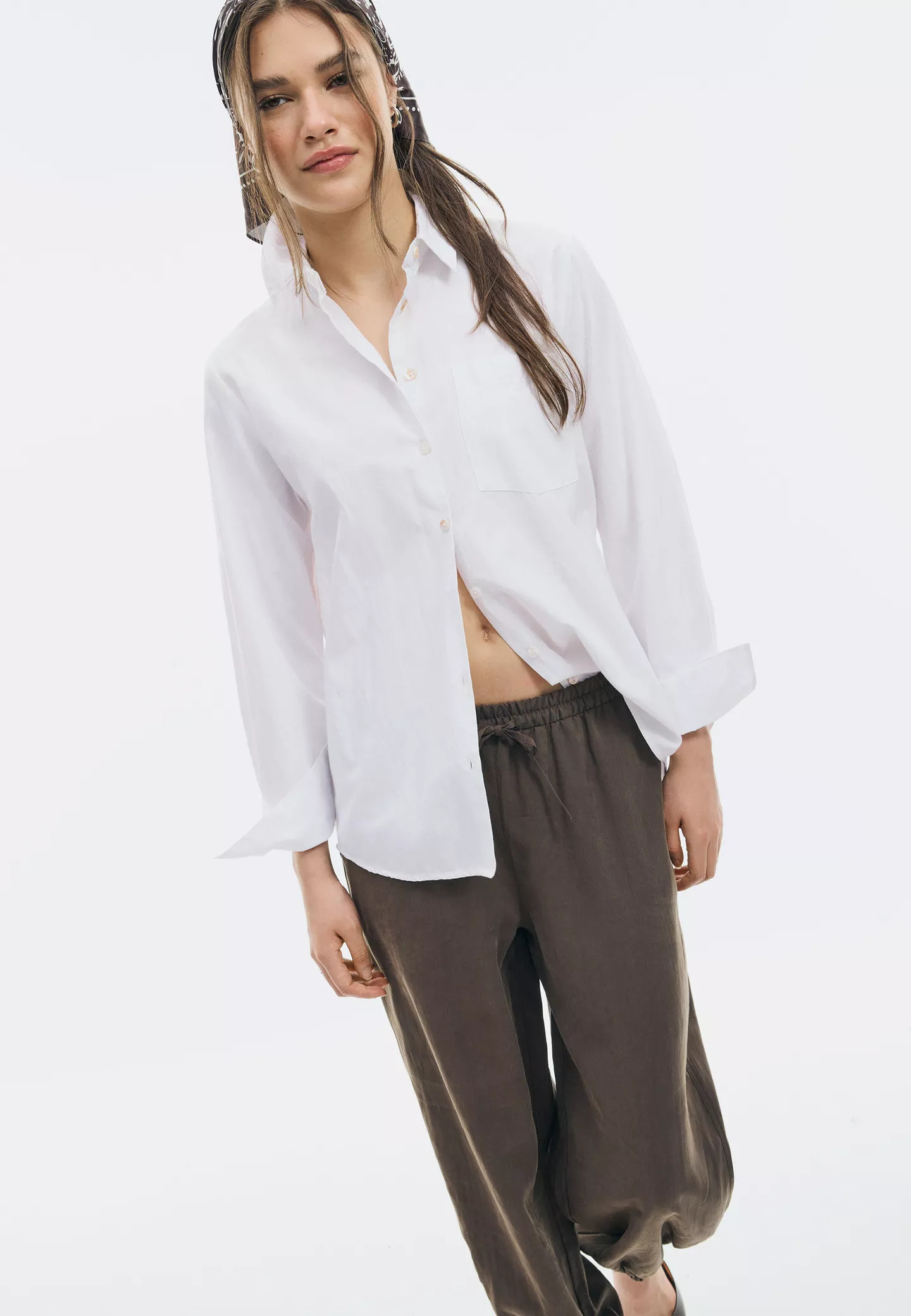 Camisa b\u00e1sica bolsillo popel\u00edn | Stradivarius Espa\u00f1a | Stradivarius ES