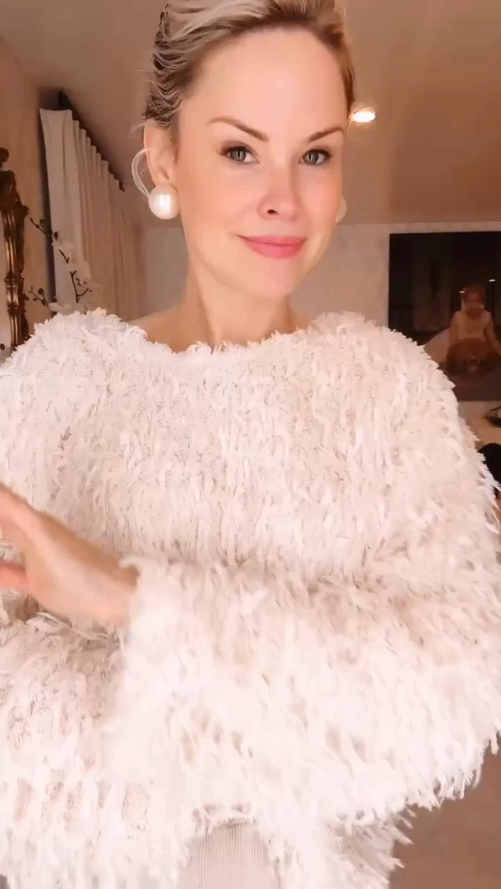 Cozy night in in my favorite $58.00 sweater! Hope you all are having a great weekend 🤍