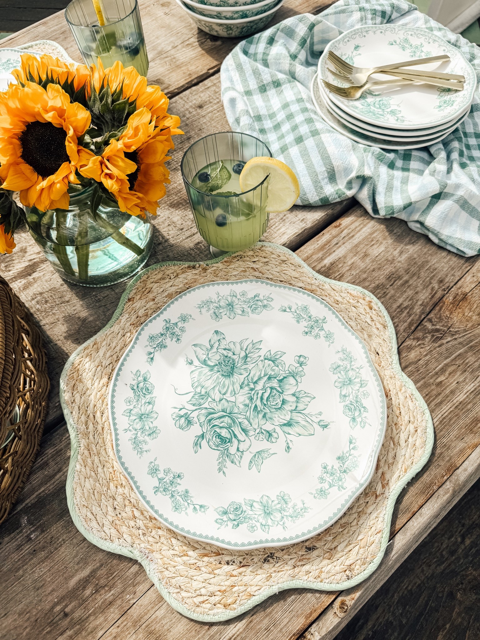 Summer tablescapes made easy with these gorgeous budget-friendly pieces! 

#LTKHome #LTKSeasonal