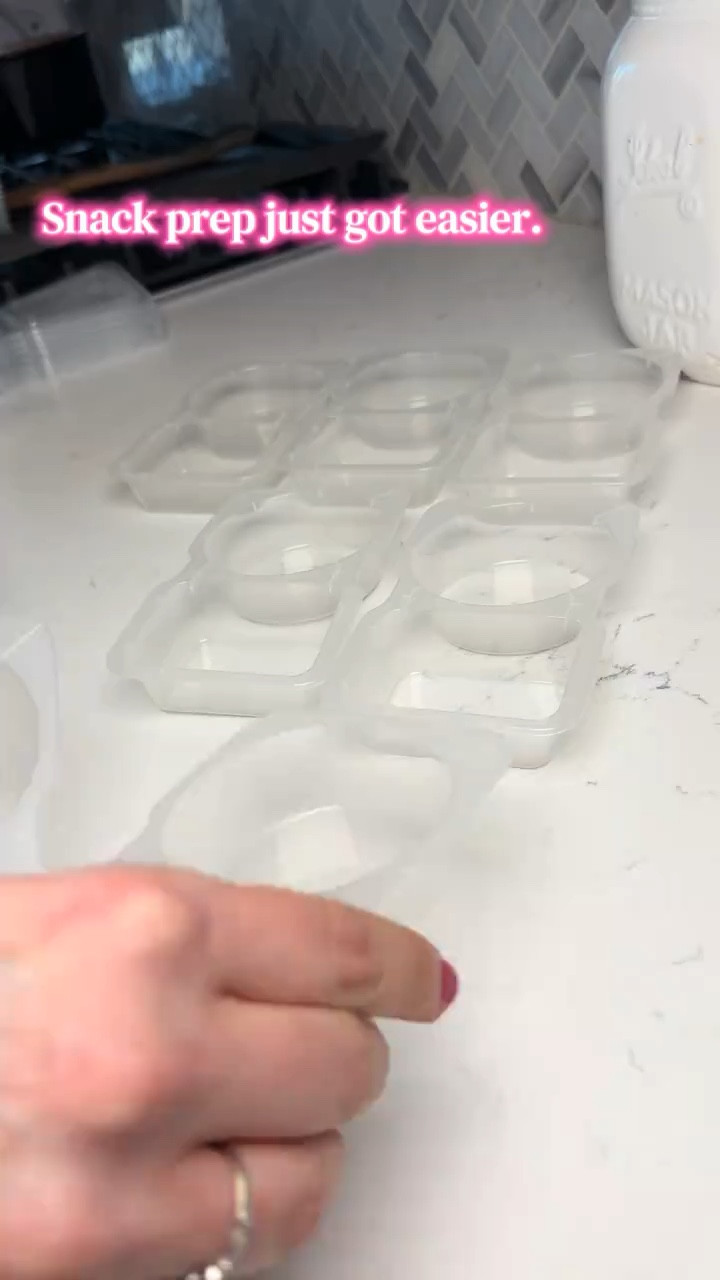 These reusable snack containers make packing snacks so much easier 🥨 Perfect for school lunches, work, or throwing in your bag when you’re on the go. I love that the lids keep everything fresh and the containers help keep snacks organized without using tons of disposable bags.

⸻



#kitchenfinds
#tiktokmademebuyit
#momlifehacks
#homeorganization
#ltkhome


#LTKHome #LTKmomlife #LTKdayinmylife