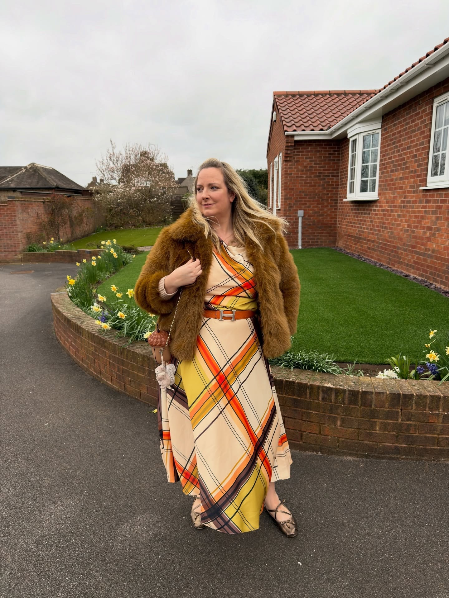 Interrupting this unplanned hiatus to say look at this fab outfit from @riverisland i wore it for Mother’s Day Sunday lunch and it was perfect for it. I added my fave cardy from anthro (sale bargain I discovered it full price on my pre Xmas shopping trip with @wearitlikeruth ) and the tiniest bag from @katespadeny @designeroutletyork and bag charm from my fave stuffed toy company @bukowskibears (was so excited to find them in Tromso airport I bought 4 new cuddlies 😂🙈)
.
Plus-size outfit, mid size outfit, #imwearingri