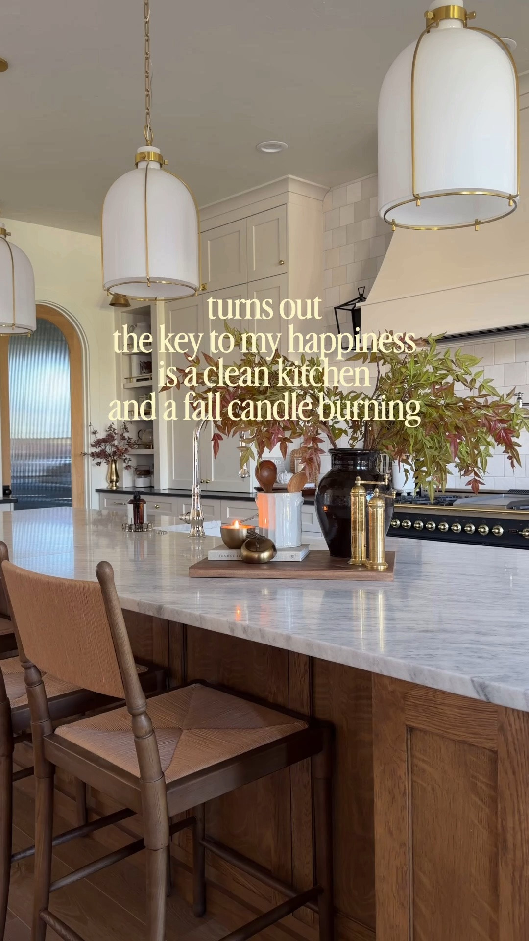 This little set up on our kitchen island is bringing me so much joy lately ☺️ Nothing like the feeling of a clean kitchen and burning a pretty fall candle 🤎🤎
Now, if only it could STAY clean, that’s the key 😆