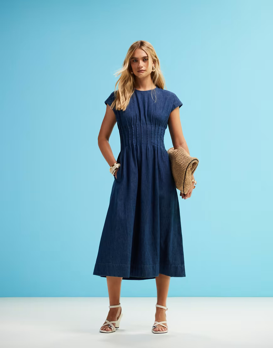 Vestido vaquero midi ligero con cuerpo plisado y lavado azul medio de ARKET | ASOS (Global)