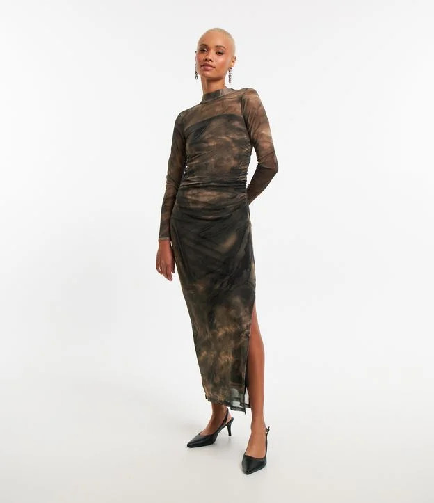 Vestido New Midi em Tule com Estampa Abstrata e Franzidos Laterais Marrom | Renner (BR)