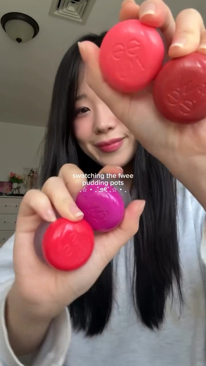 The way these @fwee_makeup pudding pots blend 🥺💛 I think I know what my favorite shade is 🤭

#kbeauty #fwee #puddingpot #koreanmakeup #koreanbeauty