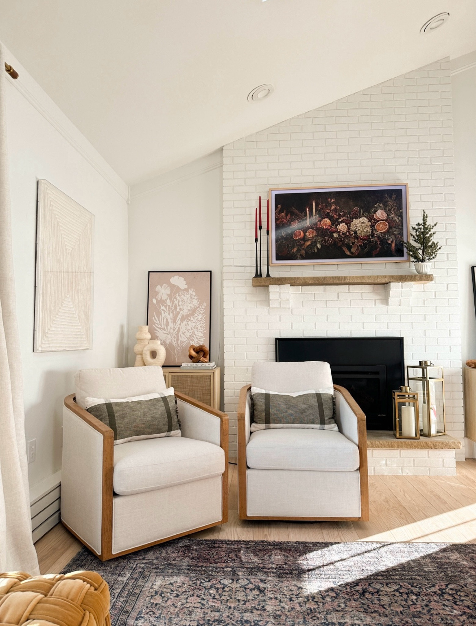 Better Homes & Gardens new swivel accent chair under $270 from Walmart! 

#Walmarthome


#LTKHome #LTKStyleTip