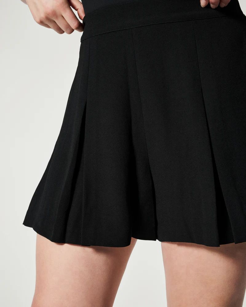 Carefree Crepe Pleated Short | Spanx