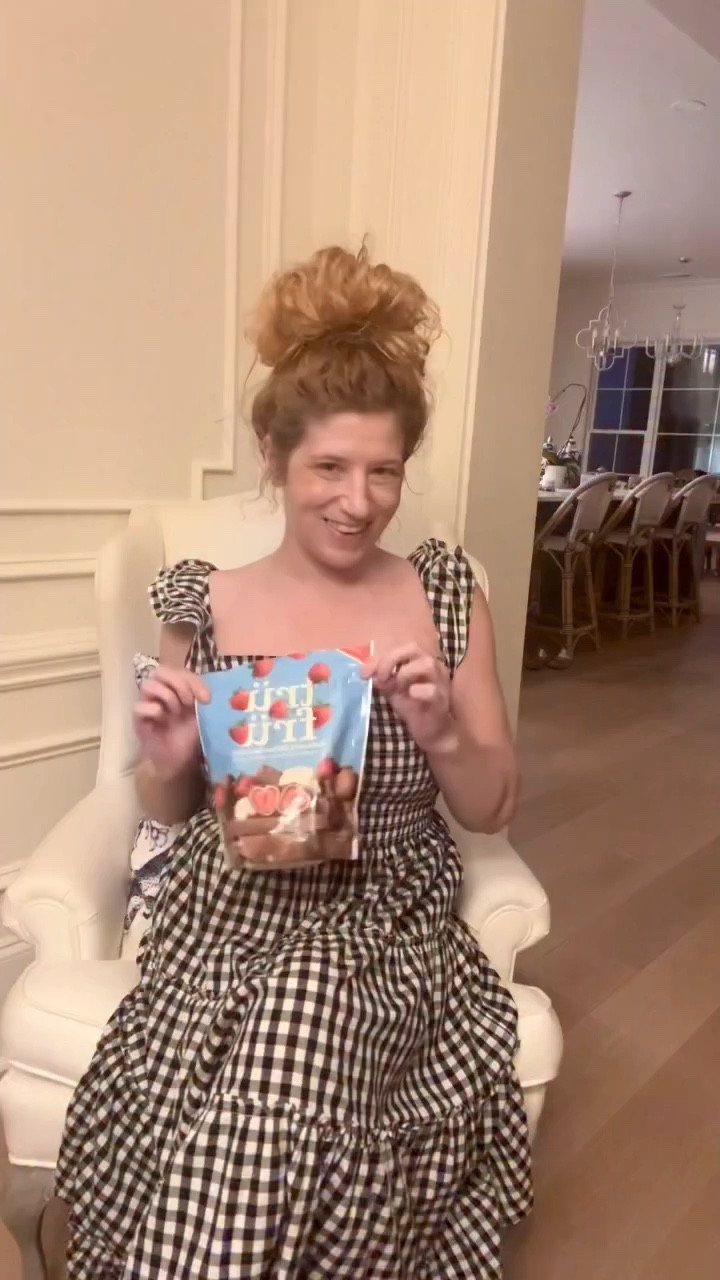 Just doing millennial things!!’ Husband out to dinner for work so me and the kitty watching Veronica Mars and all the snacks!! I love the frozen @trufru it’s a treat I don’t feel bad about!!! About to put pjs on and put all skincare ….what do you like to do on nights by yourself?
.
.
#snacktok #healthydessert #trufru #beauty #stylefashion