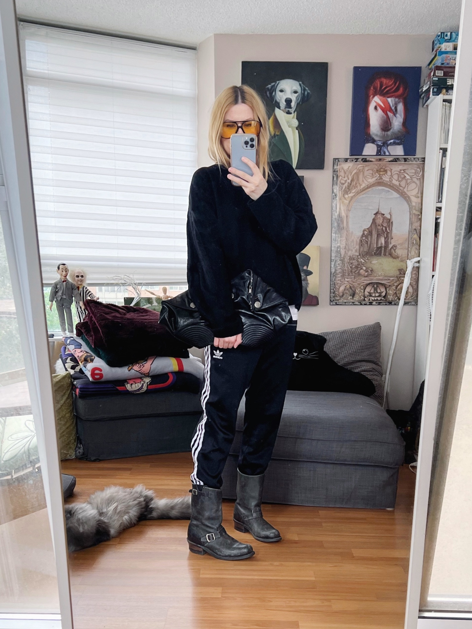 This is my interpretation of the weird weather chic that I saw on an older woman yesterday. I traded the black wellies for moto boots because my wellies are red. I’ll save them fit my red Adidas pants.
I found these pants during my last Value Village run. The clutch is also secondhand.
•
. #torontostylist  #springlook  #StyleOver40  #adidas  #fryeboots #poshmarkFind #thriftFind #sportystyle #secondhandFind #jumboclutch #fashionstylist #alexandermcqueen #FashionOver40  #MumStyle #genX #genXStyle #shopSecondhand #genXInfluencer #WhoWhatWearing #genXblogger #secondhandDesigner #Over40Style #40PlusStyle #Stylish40s #styleTip  #HighStreetFashion 


#LTKstyletip #LTKshoecrush #LTKitbag