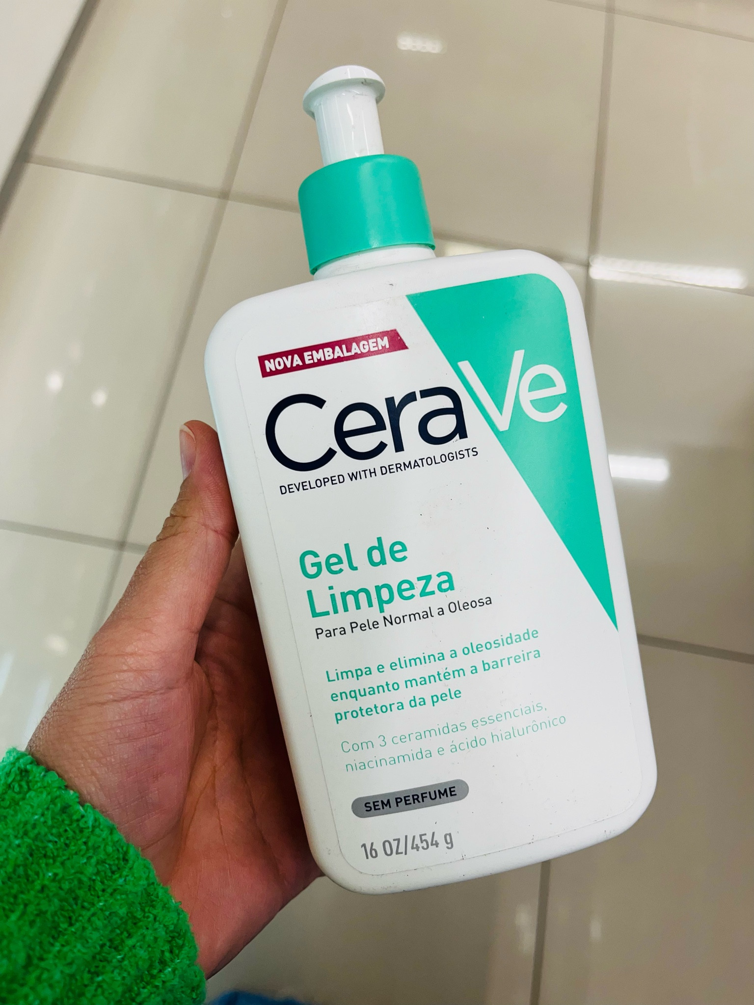 O gel de limpeza ajuda a proteger a barreira natural da pele com três ceramidas essenciais e hidrata a pele com ácido hialurônico. É indicado para rosto e corpo.

#LTKbeauty #LTKbrasil #LTKfamily