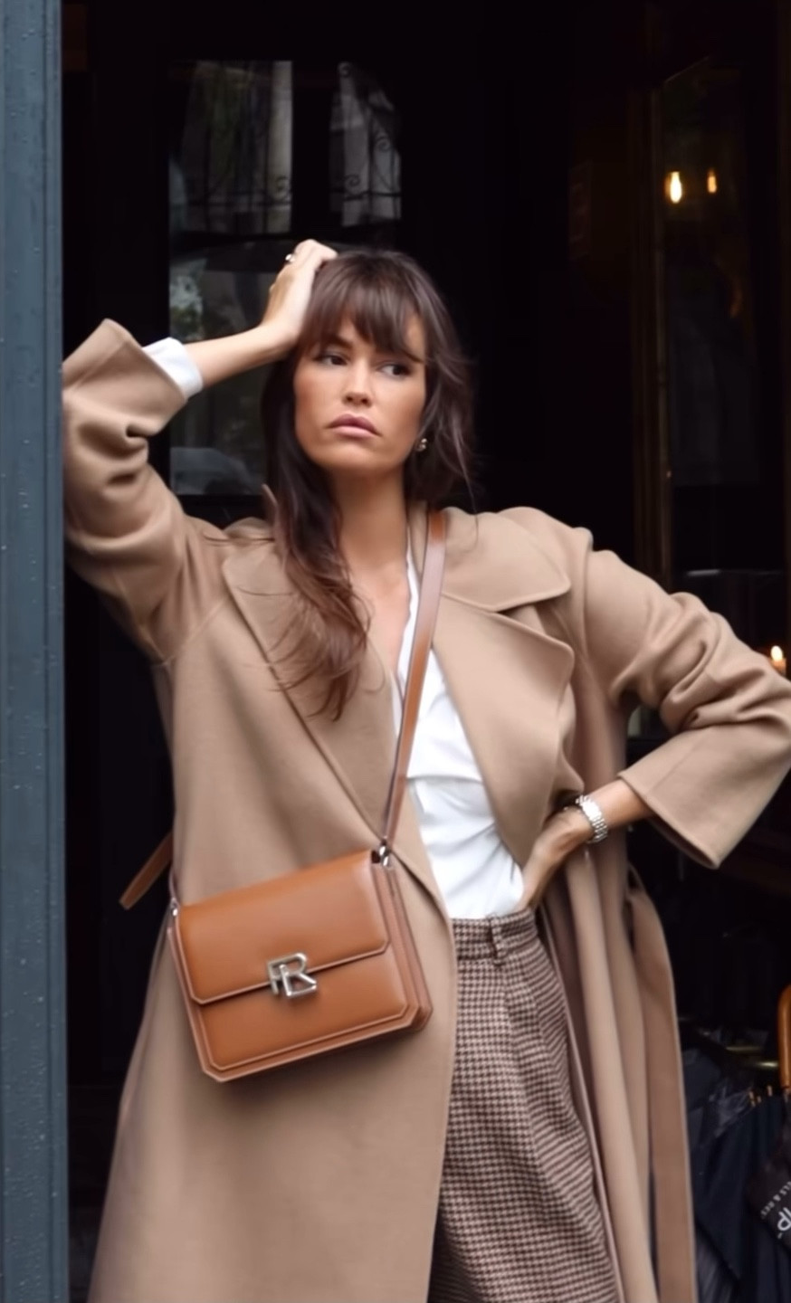 Ralph Lauren RL888

chemise en soie blanche, chemise soie marocaine, pantalon à pinces en tweed pied-de-poule, pantalon à carreaux, pantalon à pinces, manteau portefeuille en laine mélangée, manteau en laine camel, long manteau camel, sac bandoulière RL888 cuir box calf, sac à main cuir marron #RalphLauren #RL888

#LTKstyletip #LTKSeasonal #LTKitbag