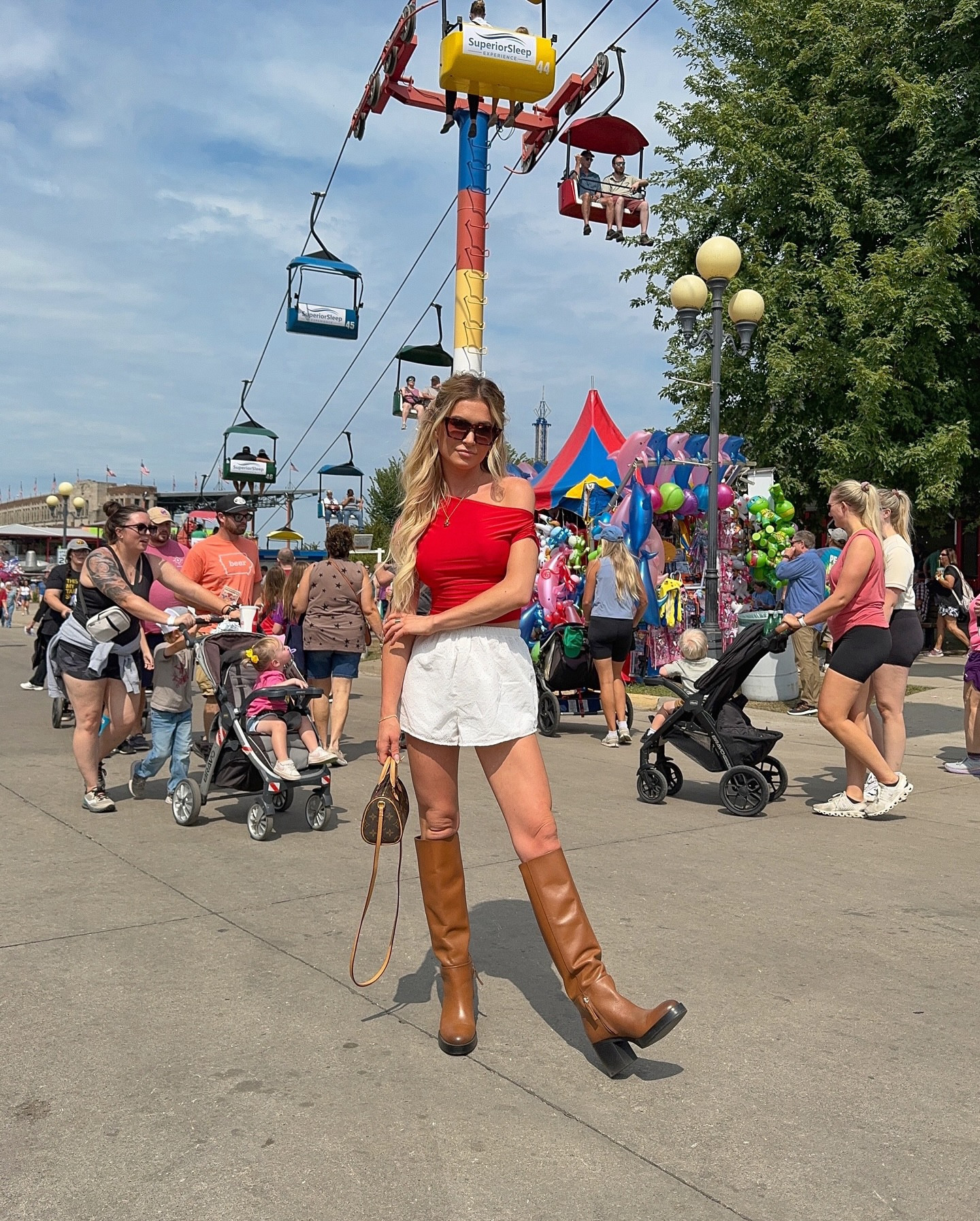 When people ask me if I grew up on a farm I’m instantly confused. Yes, I’m from the Midwest but no I have no idea how to run a tractor. I don’t even own a pair of cowboy boots 😂 but I’d like too, they’re cute. If anyone knows a good pair out there… please tell 🖤 I do love corn and potatoes though, so maybe there’s a little “country” in me. I dunno 🤷🏼‍♀️ I would like to own a baby goat farm someday. 🐐