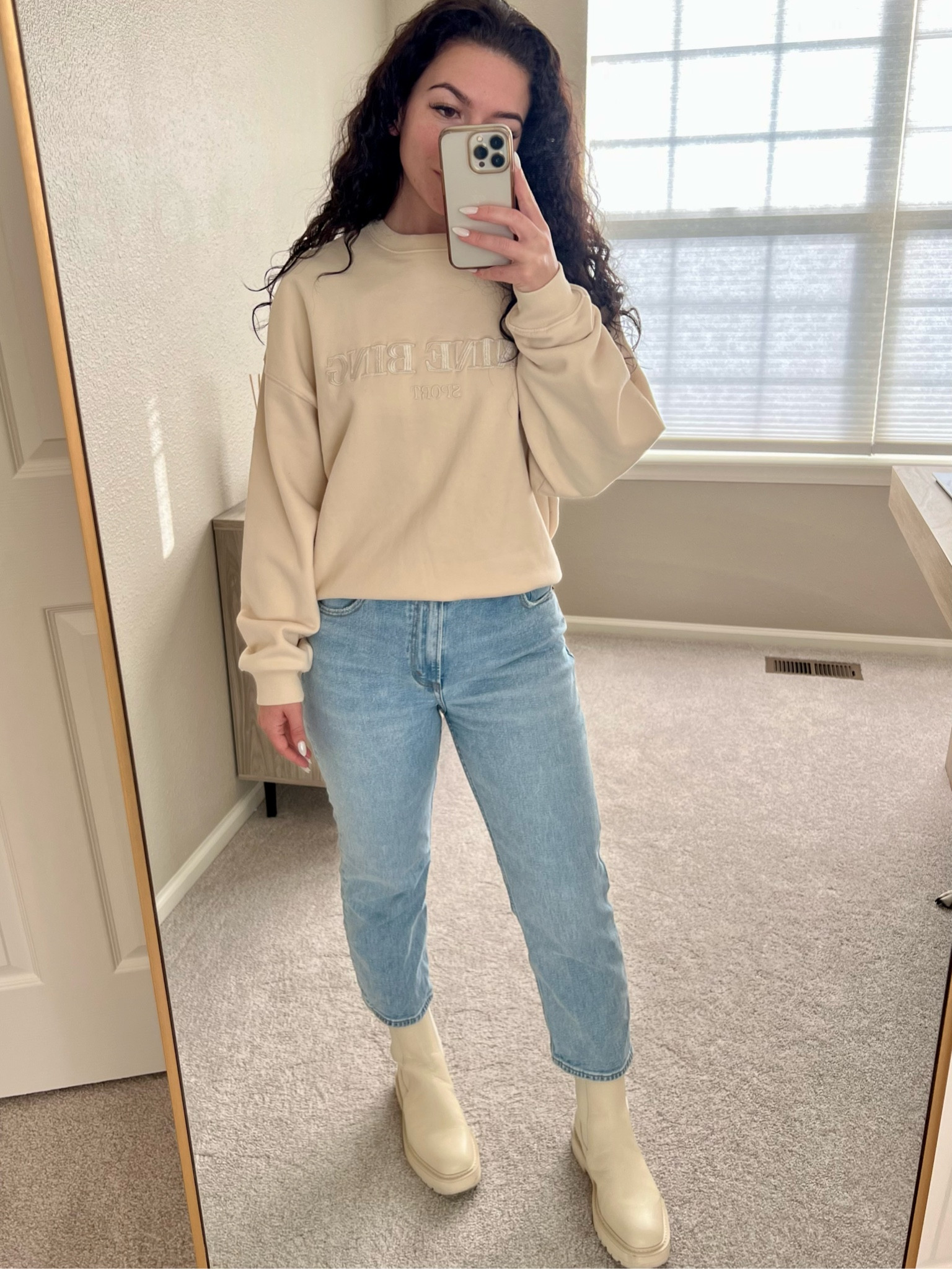 Sale Alert 🚨 

These Abercrombie jeans are currently 25% off AND you can get an additional 15% when you copy the promo code in the link 👖 



Winter outfit, sweatshirt, Anine Bing, white boots, cozy wear


#LTKSale #LTKFind #LTKsalealert