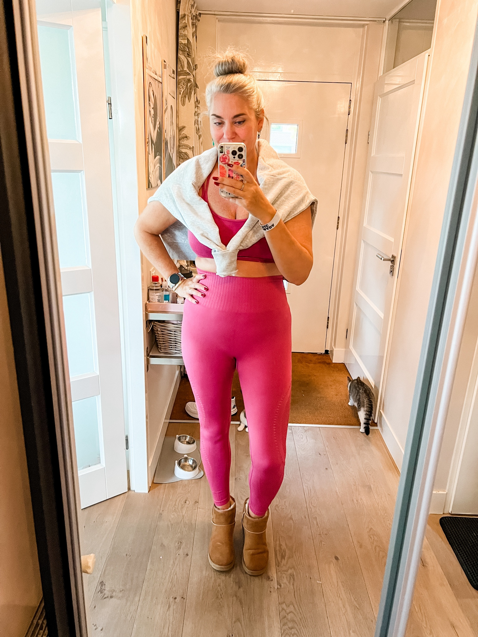 Ootd - Saturday. Gym ready in berry leggings and sports bra (both old), a heather grey oversized sweatshirt and classic short Ugg boots in chestnut. 



#LTKnederlands #LTKfitness #LTKeurope