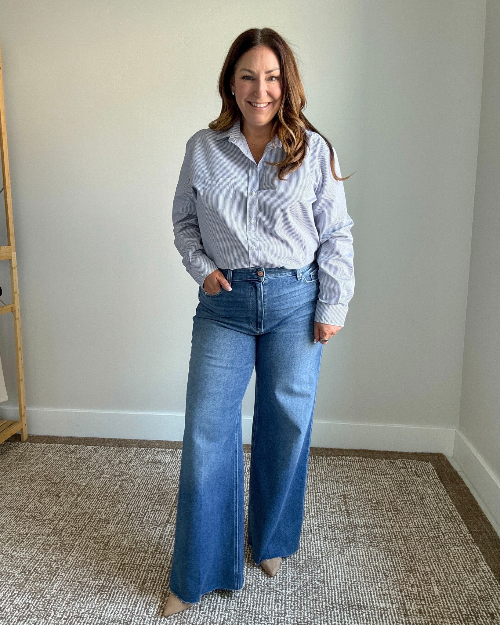 NSALE Paige jeans tts, 32 sized up in Frank & Eileen shirt wearing XL 

#LTKSaleAlert #LTKMidsize #LTKOver40