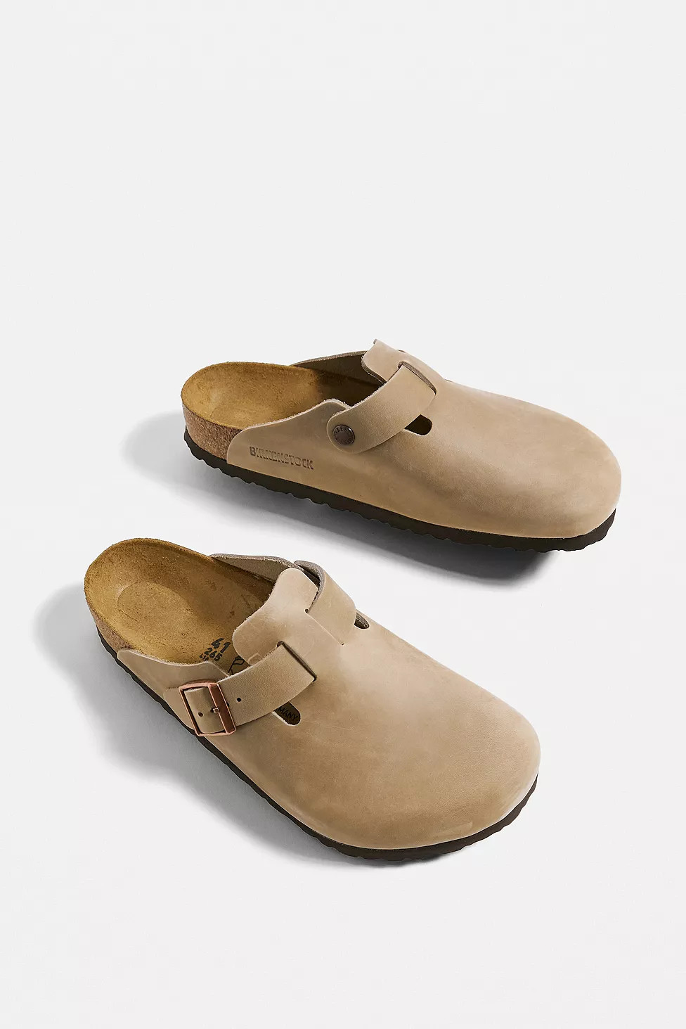 Birkenstock Boston Tobacco Oiled Leather Clogs | Urban Outfitters (EU)