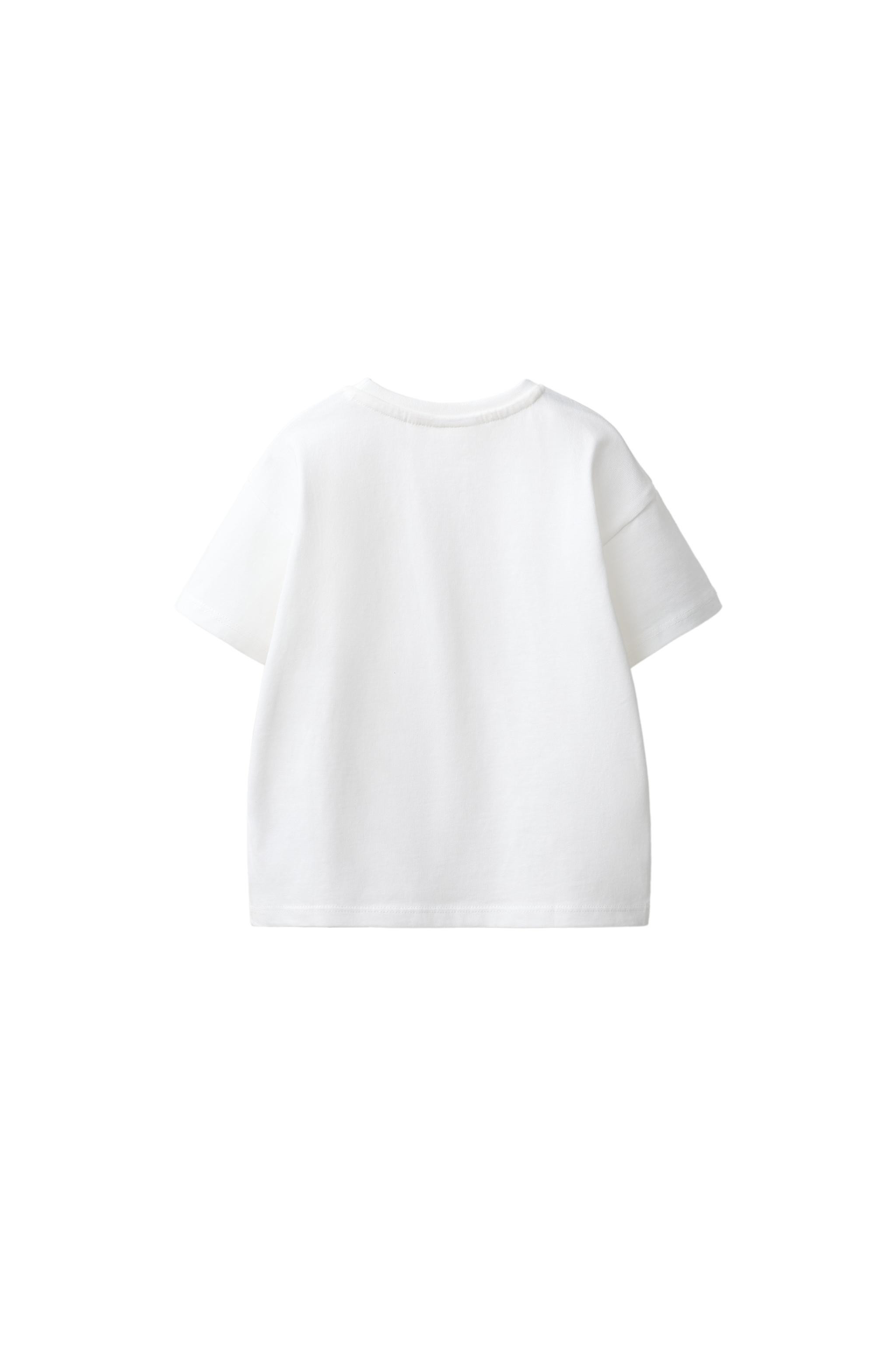 Round neck short sleeve T-shirt. Embroidered heart detail at chest. | Zara US