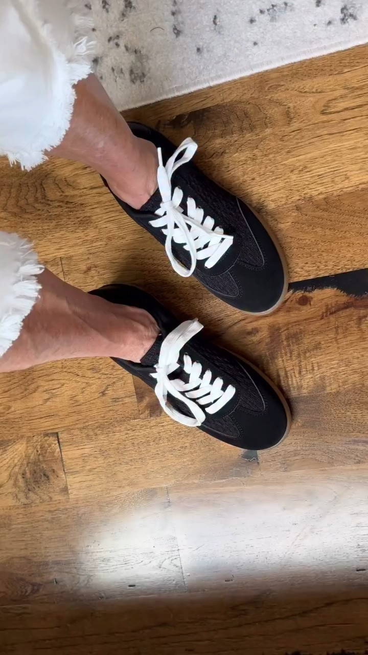 Black fashion sneakers? I was skeptical but after trying these, they won me over. What about you?

#amazonfashion #jennardor #blacksneakers #over40style