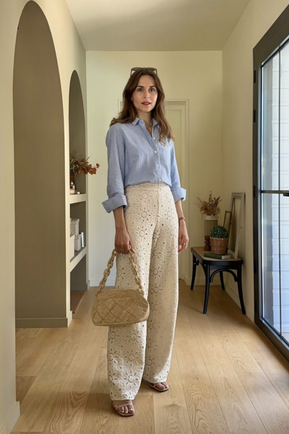 pantalon crème long coupe droite détails fleurs broderie Sézane chemisier bleu ciel Sézane sac raphia naturel tressé Sézane sandales à talons beige 
inspiration look d’été élégant simple tons neutres 

#LTKeurope #LTKFind #LTKSeasonal