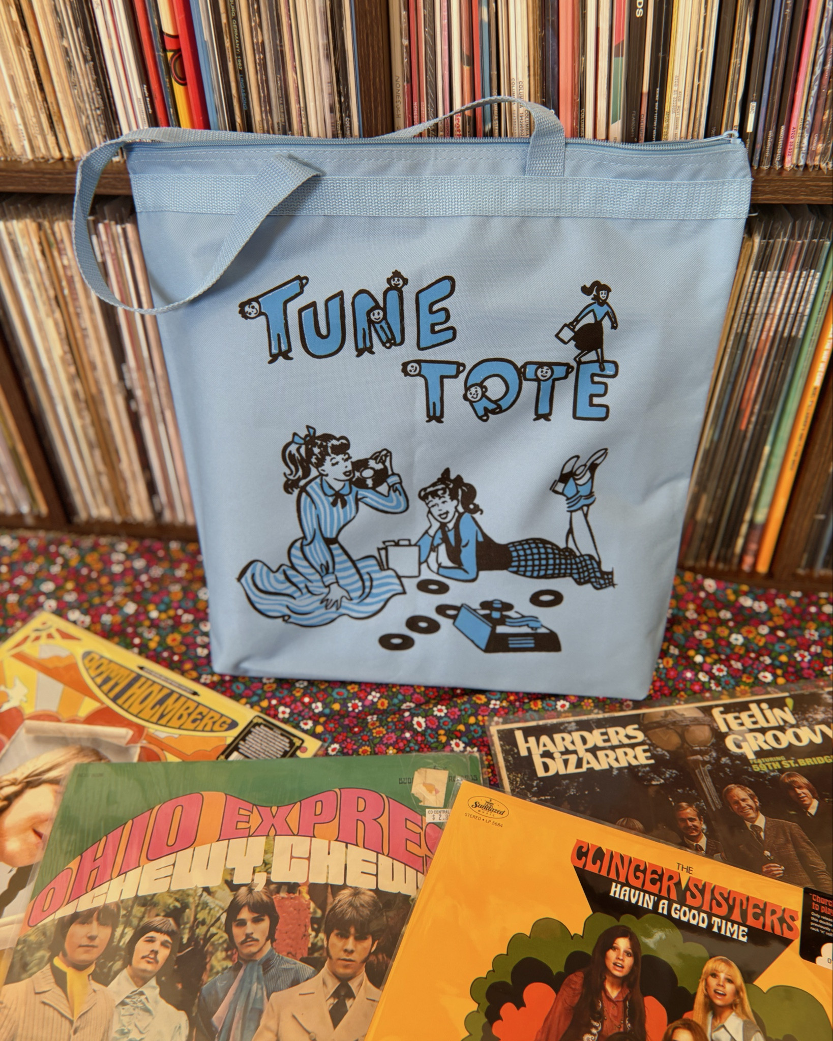 Vintage Inspired Tune Tote vinyl record tote bag! 🩵