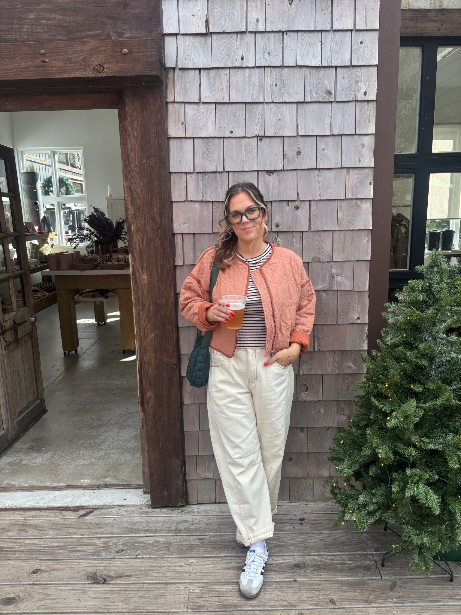 5’5 | 155 pounds

Jacket: Brand is Illa Illa | Size M
Tank: Brans is Ee Some | Size L
Jeans: Size XL but need the L